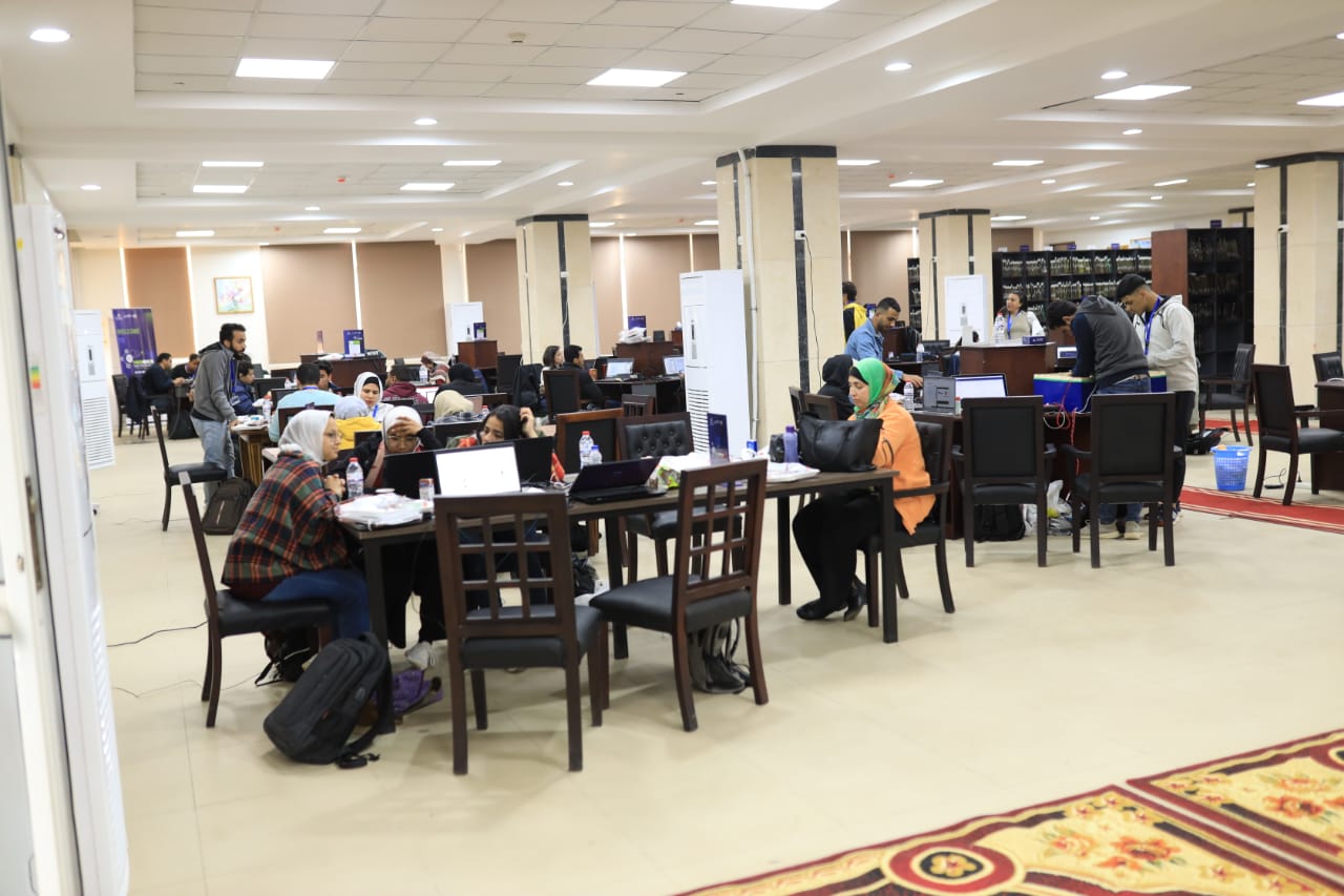 تواصلت فعاليات هاكاثون المدن الذكية، الذي تنظمه جامعة بنها، لليوم الثانى على التوالى بمشاركة 40 فريقاً طلابياً، يمثلون 25 جامعة حكومية وخاصة وأهلية. وتستمر الفعاليات حتى غدا السبت 26 مارس الجاري، برعاية الدكتور خالد عبد الغفار، وزير التعليم العالي والبحث العلمي، والدكتور جمال سوسه رئيس جامعة بنها ، وبالتعاون مع شركة أمازون ويب سيرفيسز. ويتنافس الطلاب فيما بينهم في العمل على تنفيذ الأفكار والحلول البرامجية المبتكرة، في مجالات ومسارات التنافس المحددة، ضمن فعاليات الهاكاثون، وهي المباني الذكية، والمرافق الذكية، والحدائق الذكية، والنقل والمرور الذكي، والمستشفيات الذكية، والتدوير الذكي، والمراقبة الذكية، والطاقة الذكية، والإدارة الذكية، والمدارس والجامعات الذكية. وتحصل الفرق الفائزة في مسابقة الهاكاثون على جوائز مالية بإجمالي 100 ألف جنيه مصري، مقدمة من جامعة بنها بالإضافة إلى جوائز قيمة مقدمة من شركة أمازون ويب سيرفيسز، كما سيحظى الفائزون بفرصة كبيرة لتسويق ابتكاراتهم للجامعات الأهلية المصرية الجديدة.