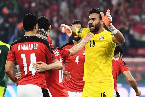 كتبت: إيمان محمد إنتهت مُنذ قليل مباراة بين منتخبي مصر والسنغال، التي أقيمت علي ملعب"عبدالله واد" بتصفيات مونديال قطر 2020، والتي إنتهت بالتعادل الإيجابي بين المنتخبي ليلجأ لوقت إضافي. بداية الشوط الأول: أطلق الحكم الدولي الجزائري"مصطفي غربول" بداية اللقاء، بداية قويه من جانب منتخب السنغال ليستحوذ علي اللقاء في أول دقيقه وشهدت اول هجمه حقيقيه علي مرمي منتخب مصر لينجح دفاع منتخب الفراعنه التصدي لها. نجح منتخب السنغال في الدقيقه ال4 من بداية اللقاء تسجيل الهدف الأول لصالح منتخب الدفاع بعد خطأ من دفاع منتخب الفراعنه عن طريق اللاعب أحمد فتوح بعد إعادة الكره للاعب السنغال ليشتت لاعبي منتخب مصر. كما شهدت الدقيقة ال7 مناوشات بين الجهاز الفني لمنتخب مصر بين منتخب السنغال والإعتراض علي عدم إتحساب خطأ ضد لاعب السنغال بعد التدخل علي اللاعب محمود تريزجيه. بعد مرور 20 دقيقة علي اللقاء تراجع أداء المنتخبي الوطني، ليسيطر لاعبي منتخب السنغال علي اللقاء. د.ق27 تسديده قويه من اللاعب يوسف سابالي تجاه مرمي الشناوي لينجح الشناوي من ابعداها عن مرماه. التبديل الأول الإضراري للمنتخب المصري بعد إصابة اللاعب رامي ربيعه ونزول اللاعب أيمن أشرف بديلاً لهُ في الدقيقة ال29. في الدقيقة ال33 الإنذار الأول لصالح المنتخب المصري بعد تدخل اللاعب عُمر جابر ضد لاعب السنغال. التبديل الثاني الإضراري للمنتخب المصري خروج اللاعب عُمر جابر للإصابه ونزول اللاعب إمام عاشور بديلاً لهُ في الدقيقة ال36. د.ق37 الإنذار الثاني في اللقاء من نصيب منتخب السنغال للاعب إدريسا چانا چاي بعد تدخله بقوه ضد لاعب منتخب الفراعنه عُمر مرموش. شهدت الدقيقة ال42 تصويبه قويه علي مرمي الشناوي من اللاعب نامبليس ميندي لتخرج بعيد عن المرمي. الإنذار الثالث في اللقاء من نصيب المنتخب المصري للاعب إمام عاشور بالدقيقة ال45. الحكم الرابع يشير ب5 دقائق كاوقت بدل ضائع في الشوط الأول، لينتهي الشوط الأول بتقدم منتخب السنغال بهدف دون مقابل. الشوط الثاني: بداية الشوط الثاني متكافأه من جانب المنتخبين هجمه لكل منتخب علي مرمي كلايهما. دفاع السنغال ينجح من إخراج فرصه حقيقه علي مرماهم كادت أن تسكن شباك إدوار ميندي في الدقيقة ال51. شهدت الدقيقة ال51 توقف المباراة بعد إصابة لاعب منتخب مصر. إنفراد لاعب منتخب السنغال متجهه سريعاً نحو مرمي الشناوي ليتألق الشناوي وينجح في إمساك الكره بالدقيقة ال54. التبديل الأول لمنتخب السنغال نزول اللاعب بابا ديانج،وخروج اللاعب بونا سار د.ق67. كيروش يجري ثلاث تبديلات دفعه واحده للمنتخب المصري بخروج كلاً من محمود تريزجيه، محمد النني، عُمر مرموش، ونزول كلاً من أحمد السيد زيزو، عماد نبيل دونجا، مصطفي محمد في الدقيقة ال70. فرصه حقيقيه علي مرمي منتخب السنغال بتسديده قويه برأسيه من اللاعب زيزو كادا أن يسجل هدف التعادل بالدقيقة ال71. د.ق 76 تسديده قويه من اللاعب أحمد السيد زيزو تجاه مرمي السنغال لتحرم المنتخب المصري من تسجيل الهدف الأول. المدير الفني لمنتخب السنغال يجري تبديلان مره واحده لتجنب هجمات منتخب مصر في الدقيقة ال80. كما شهدت الدقيقة ال81 أخطر هجمه للمنتخب السنغالي عن طريق اللاعب إسماعيلا سار لتخرج بعيد عن مرمي الشناوي. إنذار ثاني من نصيب المدير الفني لمنتخب السنغال في الدقيقة ال87. إنتهاء الوقت الأصلي ليشير الحكم الرابع ب3 دقائق وقت بدل ضائع، لينتهي الوقت الأصلي بالتعادل الإيجابي.
