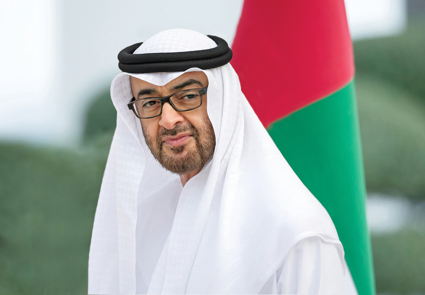 أجرى الشيخ محمد بن زايد آل نهيان ولي عهد أبوظبي نائب القائد الأعلى للقوات المسلحة الإماراتية، مكالمة هاتفية مع الرئيس الروسي فلاديمير بوتن، بحث فيها الأزمة في أوكرانيا وملف الطاقة . وأكد ولي عهد أبوظبي للرئيس الروسي على الحل السلمي لأزمة أوكرانيا، وضمان مصالح كافة الأطراف وأمنها القومي، حسبما أفادت وكالة أنباء الإمارات (وام). كما أكد الشيخ محمد بن زايد أن دولة الإمارات ستواصل اتصالها مع مختلف الأطراف، بهدف المساعدة في إيجاد حلول سياسية للأزمة. وإلى جانب الأزمة في أوكرانيا، بحث ولي عهد أبوظبي مع الرئيس الروسي ملف الطاقة، وتم الاتفاق على ضرورة المحافظة على استقرار سوق الطاقة العالمي.