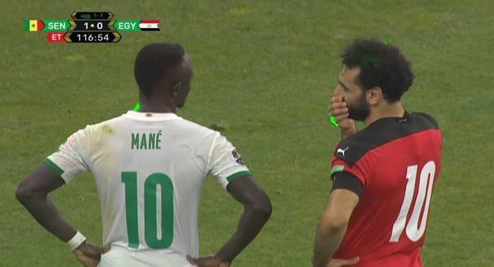 إنتهي سيناريو 120 دقيقة المؤهله لقطر 2022، بالتعادل الإيجابي بين المنتخب المصري ومنتخب السنغال ليلجأ المنتخبي لركلات الترجيح لحسم المؤهل لقطر 2022. ملخص الشوط الأول بالوقت الإضافي: بداية قويه من لاعبي منتخب السنغال، ليصل مرمي الشناوي ليسددها لاعب السنغال تجاه مرمي الشناوي لينجح بالتصدي لها ليمنع هدف محقق في مرماه. الدقيقة ال94 تسديده قويه من لاعبي منتخب السنغال ليتصدي لها محمد الشناوي ويخرجها بعيد عن مرماه. تراجع أداء منتخب الفراعنه، وسيطرة لاعبي منتخب السنغال علي اللقاء وتهديد مرمي الشناوي. لينتهي الشوط الأول الإضافي كما بدأ بالتعادل الإيجابي. ملخص الشوط الثاني بالوقت الإضافي: بداية الشوط الثاني وتراجع اداء المنتخبي. إيقاف اللقاء في الوقت ال110 بسبب إصابة اللاعب أحمد فتوح ليغادر ارضية الملعب. التبديل اخر لمنتخب السنغا لخروج اللاعب ادريس ونزل اللاعب بابيه سار في الدقيقة ال115. تدخل قوي بين لاعب منتخب الفراعنه ومنتخب السنغال لتحصل إصابة للاعب حمدي فتحي. د.ق117 تبديل أخير لمنتخب مصر نزول اللاعب محمود علاء. إنذار جديد من نصيب لاعب المنتخب المصري مصطفي محمد د.ق118. آنذار في الوقت البدل الضائع من نصيب لاعب المنتخب السنغالي بعد التدخل ضد لاعب المنتخب المصري. دقيقتان وقت بدل ضائع في الشوط الثاني بالوقت الإضافي، لينتهي ال120 دقيقه ليتجهو لضربات الترجيح.