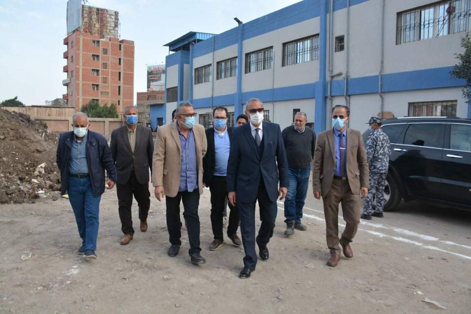 أجرى عبد الحميد الهجان محافظ القليوبية جولة تفقدية تفقد خلالها أعمال إنشاءات المستشفى المركزي لمدينة طوخ والجاري تنفيذه بتكلفة إجمالية تصل إلى 308 مليون جنيه ووصلت نسبة تنفيذ الأعمال إلى ٦٠% حيث تتم الآن أعمال التشطيبات النهائية والدهانات وتركيب الواجهات. وشدد على سرعة الانتهاء من الأعمال وفقا للجدول الزمني المحدد، واستمع المحافظ من القائمين على تنفيذ المشروع ومتابعة آخر تطورات الأعمال بالمستشفى، موجها بتطوير مرفق الإسعاف وإنشاء مبنى إداري وجراجات تماشيا مع أعمال التطوير الجارية موجها أيضا باستمرار توريد مستلزمات الفرش والأجهزة الطبية بالتوازي مع أعمال الإنشاءات لتدخل المستشفى المنظومة الصحية في أقرب وقت ممكن. وجدير بالذكر أن المستشفى تشتمل على ١٦ عيادة خارجية ،٩٠ سرير داخلي ، ٢١ سرير رعاية مركزة ،١٦ حضانة أطفال ،٢٠ ماكينة غسيل كلوي ، ٦ غرف عمليات جراحية، بالإضافة إلى عمليات النساء والتوليد كما تشمل المستشفى "أماكن انتظار - مكاتب إدارية - العيادة الخارجية - قسم للطواريء - قسم للغسيل الكلوي - قسم للعلاج الطبيعي - قسم الأشعة - التعقيم المركزي - غرف عمليات - استراحات الأطباء ومدرسة التمريض - قسم للمعامل – حضانات - قسم للحروق - قسم جراحة المناظير".