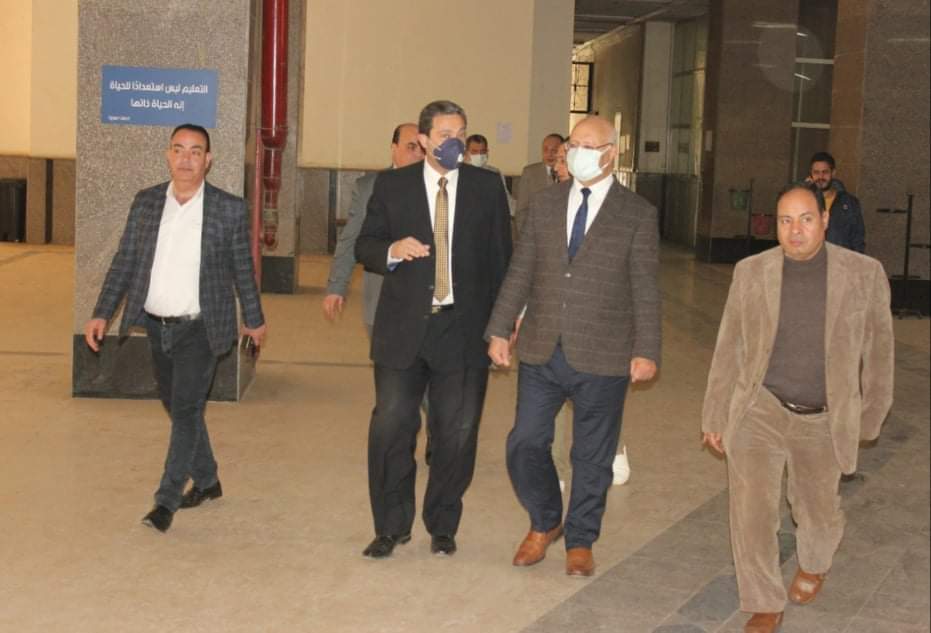 اجرى الدكتور جمال سوسه رئيس جامعه بنها جولة تفقدية بكلية الهندسة بشبرا يرافقه الدكتور أيمن الشهابى عميد الكلية ، والوكلاء ، ورؤساء الأقسام ، ومدير عام الكلية. وتفقد رئيس الجامعة خلال جولته أعمال التطوير التى تجرى بالكلية لخدمة العملية التعليمية والبحثية ، كما اطمأن علي سير العملية التعليمية داخل القاعات الدراسية والورش العملية ، مطالبا بالالتزام بالإجراءات الاحترازية للحفاظ على سلامة الجميع. من ناحية أخرى قام رئيس الجامعة بزيارة فريق الكلية المشارك فى مسابقة " السيارة الكهربية " ، وقام سيادته بتحفيز الطلاب للحصول على المراكز الأولى فى المسابقات القادمة. كما تفقد الدكتور جمال سوسه وحدات إنتاج الكهرباء بإستخدام الخلايا الشمسية ، موجها بعمل دراسة لإمكانية الاستفادة من هذا المنتج بجميع كليات الجامعة.