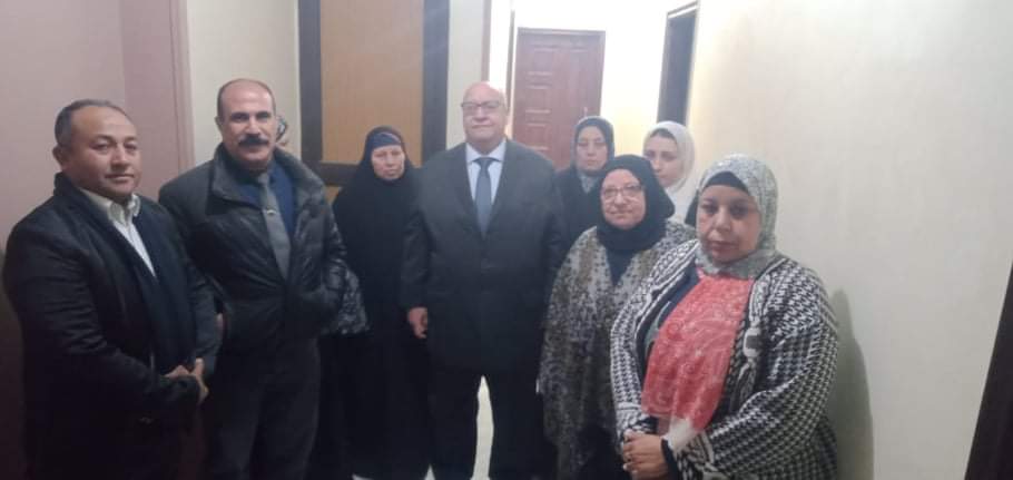 مستريحة جديدة بشبرا الخيمة تنصب على ١٥٠ سيدة بمبلغ مليون و ٢٥٠ ألف جنيه تقدمت العشرات من السيدات بشبرا الخيمة ببلاغات لقسم أول شبرا الخيمة حملت رقم ٢٣٢٢٤ جنح قسم أول شبرا الخيمة يتهمون فيه إحدى السيدات بالنصب عليهن والحصول على مبالغ مالية بلغت مليون و٢٥٠ ألف جنيه وتعرضهن للسجن بسبب تلك المبالغ التى تحصلت عليها من القروض وعقب ذلك فوجئت السيدات بهروبها من المنطقة متحصلة على مبالغ مالية بلغت مليون جنيه و٢٥٠ ألف جنيه . وقالت أمانى محمد سعد إحدى الضحايا أنهن تقدمت ببلاغات لقسم أول شبرا الخيمة حملت رقم ٢٣٢٢٤ جنح قسم أول شبرا الخيمة يتهمون فيه المدعوة هالة أ أ وزوجها محمد ع م واشقائها بالنصب عليهن والحصول على مبالغ مالية منهن مقابل العمل لديها وقيامها بسداد القروض اللاتى تحصلت عليها من قبل الشركات والتى لم يقم مندوبيها بمعاينة المشروعات التى تم أخذ القروض من أجلها . وأشارت شربات احمد ابراهيم أنهن فوجئت بإرسال الشركات التى تم أخذ القروض منها إنذارات تطالبهم بسداد المبالغ وتم تحريك الإجراءات القانونية ضدهن . مشيرة إلى أنهم مهددات بالسجن إذا لم يتم القبض على المتهمة بالاستيلاء على المبالغ المالية. وطالبت ماجدة يوسف بسرعة تدخل وزارة الداخلية للقبض عليها حماية لهن من دخول السجن فهن سيدات فقيرات تعلن اسرا وكن يسعين إلى الربح بالحلال والانفاق على أسرهن ومنهن الأرامل والمطلقات. ووصفت السيدات التى تعرضن للواقعة المتهمة بالمستريحة وأنها تمثل امتدادا الريان وشركات النصب. من جانبه قال محمود سيف النصر بإيجاد حل لتلك المشكلة والتدخل العاجل من مديرية أمن القليوبية والأجهزة المعنية بسرعة اتخاذ الإجراءات القانونية حيال واقعة النصب على العشرات من السيدات بدائرة قسم أول شبرا الخيمة من قبل إحدى السيدات والتى قامت بالاستيلاء منهن على مبالغ مالية بحجة توظيفها بعد قيامهمن بالحصول على قروض من عدد من الشركات المتخصصة في منح القروض . وطالبت هبه عيد بتدخل عاجل من مدير أمن القليوبية لحل مشكلة تلك السيدات وانقاذهن من السجن. وطالب محمد ابو دنيا محافظ القليوبية بمراجعة مكاتب القروض الموجودة بمدن ومراكز المحافظة واتخاذ الإجراءات القانونية حيال المخالف منها لمنع تكرار تلك الوقائع.