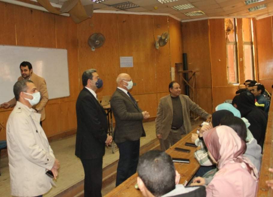 اجرى الدكتور جمال سوسه رئيس جامعه بنها جولة تفقدية بكلية الهندسة بشبرا يرافقه الدكتور أيمن الشهابى عميد الكلية ، والوكلاء ، ورؤساء الأقسام ، ومدير عام الكلية. وتفقد رئيس الجامعة خلال جولته أعمال التطوير التى تجرى بالكلية لخدمة العملية التعليمية والبحثية ، كما اطمأن علي سير العملية التعليمية داخل القاعات الدراسية والورش العملية ، مطالبا بالالتزام بالإجراءات الاحترازية للحفاظ على سلامة الجميع. من ناحية أخرى قام رئيس الجامعة بزيارة فريق الكلية المشارك فى مسابقة " السيارة الكهربية " ، وقام سيادته بتحفيز الطلاب للحصول على المراكز الأولى فى المسابقات القادمة. كما تفقد الدكتور جمال سوسه وحدات إنتاج الكهرباء بإستخدام الخلايا الشمسية ، موجها بعمل دراسة لإمكانية الاستفادة من هذا المنتج بجميع كليات الجامعة.