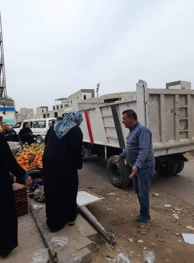 متابعة: وائل جمال قامت الوحدة المحلية لمدينة ومركز بنها، اليوم؛ حملات رفع الاشغالات والتعديات علي الشوارع والارصفه من قبل الباعة الجاءلين والتحفظ علي البضائع وإتخاذ كافة الإجراءات القانونية اللازمة ورفع كافة الاشغالات والتعديات. وجاء هذا بالتنسيق مع إدارة الاشغالات والحملة الميكانيكية بحملة لرفع الاشغالات والتعديات علي الشوارع والارصفه من قبل الباعة الجاءلين، وذلك بناء على تعليمات اللواء عبدالحميد الهجان محافظ القليوبية، وتوجيهات المهندس علي عبدالستار سيد أحمد رئيس مدينة ومركز بنها. وأسفرت الحملة بالتحفظ على《٣عربات كارو》وتحرير《 ١١محضر》 اشغال طريق، وإتخاذ كافة الإجراءات القانونية اللازمة حيال المخالفين ومازال العمل مستمر في مناطق اخري علي مدار اليوم.