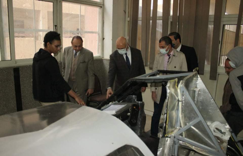 اجرى الدكتور جمال سوسه رئيس جامعه بنها جولة تفقدية بكلية الهندسة بشبرا يرافقه الدكتور أيمن الشهابى عميد الكلية ، والوكلاء ، ورؤساء الأقسام ، ومدير عام الكلية. وتفقد رئيس الجامعة خلال جولته أعمال التطوير التى تجرى بالكلية لخدمة العملية التعليمية والبحثية ، كما اطمأن علي سير العملية التعليمية داخل القاعات الدراسية والورش العملية ، مطالبا بالالتزام بالإجراءات الاحترازية للحفاظ على سلامة الجميع. من ناحية أخرى قام رئيس الجامعة بزيارة فريق الكلية المشارك فى مسابقة " السيارة الكهربية " ، وقام سيادته بتحفيز الطلاب للحصول على المراكز الأولى فى المسابقات القادمة. كما تفقد الدكتور جمال سوسه وحدات إنتاج الكهرباء بإستخدام الخلايا الشمسية ، موجها بعمل دراسة لإمكانية الاستفادة من هذا المنتج بجميع كليات الجامعة.