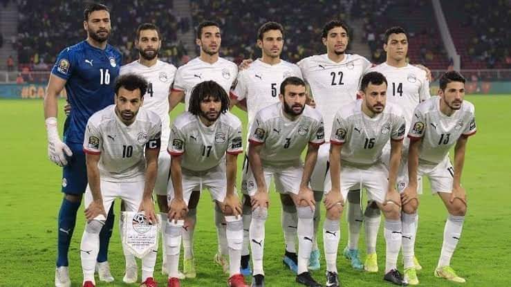 تعرف علي تشكيل منتخب مصر الرسمي لمواجهة منتخب السنغال كتبت: إيمان محمد أعلن كيروش المدير الفني لمنتخب مصر الرسمي أمام السنغال في المباراة التي ستقام في التاسعة والنصف اليوم الجمعة بعد قليل. وستقام علي ملعب استاد القاهرة الدولي في ذهاب الدور الحاسم والأخير من التصفيات الإفريقية المؤهلة لكأس العالم 2022. وجاء التشكيل كالاتي:" حارس المرمي:"شناوى. خط الدفاع :"فتوح، منعم، الونش,عمر جابر. خط الوسط:"سوليه، حمدي، الننى، تريزيجيه. في الهجوم:"صلاح، مصطفى محمد. وجائت قائمة منتخب مصر تضم كلا من : حراس المرمى: محمد الشناوي، محمد أبو جبل، محمد صبحي. الدفاع: محمود حمدي الونش، محمود علاء، عمر كمال، ياسر إبراهيم، عمر جابر، محمد عبد المنعم، أيمن أشرف، أحمد فتوح. الوسط: إمام عاشور، عمرو السولية، محمد النني، حمدي فتحي، نبيل عماد “دونجا”، محمد مجدي “أفشة”. الهجوم: مروان حمدي، عمر مرموش، محمد صلاح، أحمد سيد زيزو، مصطفى محمد، محمود حسن “تريزيجيه”. ويواجه منتخب مصر مع نظيره السنغال ذهابًا في القاهرة يوم 25 مارس الجاري، فيما تقام مباراة الإياب على ملعب ديامانديو في 29 من الشهر ذاته، في الدور الحاسم من تصفيات إفريقيا المؤهلة لنهائيات كأس العالم قطر 2022 .