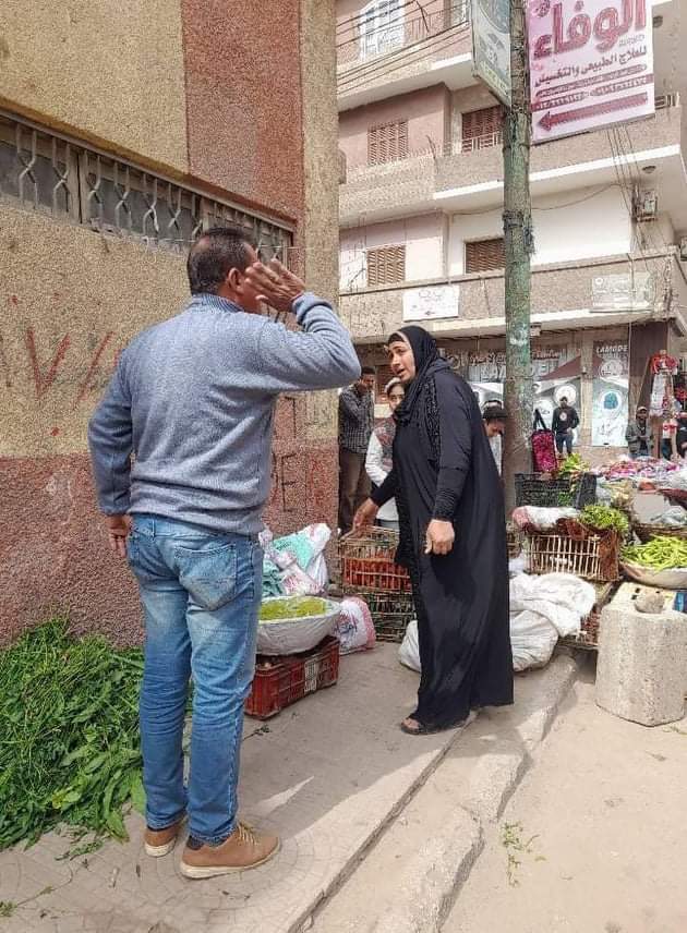 متابعة: وائل جمال قامت الوحدة المحلية لمدينة ومركز بنها، اليوم؛ حملات رفع الاشغالات والتعديات علي الشوارع والارصفه من قبل الباعة الجاءلين والتحفظ علي البضائع وإتخاذ كافة الإجراءات القانونية اللازمة ورفع كافة الاشغالات والتعديات. وجاء هذا بالتنسيق مع إدارة الاشغالات والحملة الميكانيكية بحملة لرفع الاشغالات والتعديات علي الشوارع والارصفه من قبل الباعة الجاءلين، وذلك بناء على تعليمات اللواء عبدالحميد الهجان محافظ القليوبية، وتوجيهات المهندس علي عبدالستار سيد أحمد رئيس مدينة ومركز بنها. وأسفرت الحملة بالتحفظ على《٣عربات كارو》وتحرير《 ١١محضر》 اشغال طريق، وإتخاذ كافة الإجراءات القانونية اللازمة حيال المخالفين ومازال العمل مستمر في مناطق اخري علي مدار اليوم.