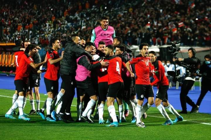 أعلن المدير الفني للمنتخب الوطني "كيرلوس كيروش" عن تشكيلة منتخب الفرعنه أمام نظيره منتخب السنغال والتي تقام اليوم علي ملعب عبد الله واد " ديامينياديو" المستضيف لمباراة منتخب مصر أمام السنغال المقرر إقامتها اليوم فى السابعة مساء بتوقيت مصر، فى إياب المرحلة النهائية من تصفيات كأس العالم. ويخوض المنتخب الوطنى ملحمة كروية من 90 دقيقة فاصلة أمام السنغال لخطف بطاقة التأهل للمونديال فى الدور الحاسم من التصفيات الأفريقية المؤهلة لكأس العالم 2022، والفائز بمجموع المباراتين سيتأهل مباشرة لمونديال قطر، إلا أنا قد فاز منتخب الفراعنه في المباراة الماضيه وكانت مباراة الإياب بهدف دون مقابل. وجاء تشكيل منتخب الفراعنه كلاً من: في حراسة المرمي: محمد الشناوي. خط الوسط: عمرو السوليه، حمدي فتحي، محمد النني. خط الدفاع: عُمر جابر، ياسر إبراهيم، رامي ربيعه، أحمد فتوح. خط الهجوم: عُمر مرموش، محمود تريزجيه، محمد صلاح. كما أعلن المدير الفني لمنتخب السنغال عن تشكيلة فريقه التي يقودها أمام المنتخب المصري. وجاء تشكيل منتخب السنغال كلاً من: حراسة المرمي: إدوار ميندي. خط الدفاع: كاليدو كوليبالي، بابي سيس، ساليو سيس، يوسف سابالي. خط الوسط: نامبليس ميندي، بونا سار، إدريسا چانا چاي. خط الهجوم: ساديو ماني، إسماعيلا سار، بولا ديا