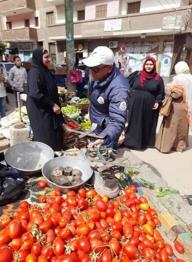 متابعة: وائل جمال قامت الوحدة المحلية لمدينة ومركز بنها، اليوم؛ حملات رفع الاشغالات والتعديات علي الشوارع والارصفه من قبل الباعة الجاءلين والتحفظ علي البضائع وإتخاذ كافة الإجراءات القانونية اللازمة ورفع كافة الاشغالات والتعديات. وجاء هذا بالتنسيق مع إدارة الاشغالات والحملة الميكانيكية بحملة لرفع الاشغالات والتعديات علي الشوارع والارصفه من قبل الباعة الجاءلين، وذلك بناء على تعليمات اللواء عبدالحميد الهجان محافظ القليوبية، وتوجيهات المهندس علي عبدالستار سيد أحمد رئيس مدينة ومركز بنها. وأسفرت الحملة بالتحفظ على《٣عربات كارو》وتحرير《 ١١محضر》 اشغال طريق، وإتخاذ كافة الإجراءات القانونية اللازمة حيال المخالفين ومازال العمل مستمر في مناطق اخري علي مدار اليوم.