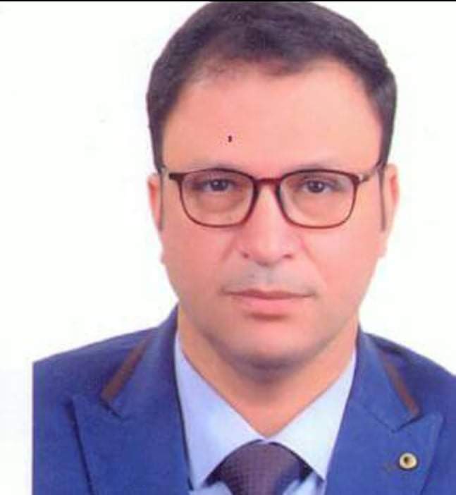 عميد نوعية بنها فى مؤتمرالتعليم فى ضوء الجمهورية الجديدة يشارك الدكتور محمد ابراهيم عبد الحميد عميد كلية التربية النوعية بجامعة بنها فى فعاليات المؤتمر العلمى الدولى الثانى والذى تنظمه الجمعية الدولية للتعليم والتعلم الالكترونى بعنوان ( مستقبل الدول وسفراء التطوير ) برئاسة الدكتور الغريب زاهر اسماعيل واشراف الدكتور عادل سرايا والدكتور عبد الرازق مختار نائبا رئيس المؤتمر والدكتورة امال ربيع رئيس اللجنة العلمية وبمشاركة عددا من عمداء الكليات التربوية منهم الدكتورة ايمان عبد الحق عميد كلية التربية بجامعة بنها وعمداء كليات التربية النوعية بجامعات المنيا والزقازيق وكفر الشيخ وبورسعيد والمنوفية وحلوان وجامعة الكويت . حيث شارك الدكتور محمد ابراهيم عميد كلية التربية النوعية ببنها فى الجلسة الثالثة للمؤتمر – المائدة المستديرة واستعرض رؤيتة لتطوير التعليم فى ضوء الجمهورية الجديدة والعلاقة بين الجمهورية الجديدة وتطوير التعليم وتنمية الانسان المصرى . واثنى عميد نوعية بنها على دور الدولة فى النهوض بالتعليم الجامعى وما قبل الجامعى تنفيذا لتوجييهات الرئيس عبد الفتاح السيسي رئيس الجمهورية والذى يضع التعليم على رأس اولويات الجمهورية الجديدة بهدف النهوض بالإنسان المصرى ونشر الوعى والفكروالعلم والثقافة بما ينعكس على الوطن ويرتقي به .