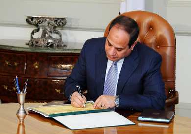 وقع الرئيس عبدالفتاح السيسي قانون رقم 12 لسنة 2022 الخاص بإنشاء وتنظيم المجلس الصحي المصري. ويحل المجلس الصحي المصري محل اللجنة العليا للتخصصات الطبية المنشأة بقرار رئيس مجلس الوزراء رقم 3 لسنة 1998 وكذا محل الهيئة المصرية للتدريب الإلزامي للأطباء المنشأة بقرار رئيس مجلس الوزراء رقم 210 لسنة 2016. نشر القانون في الجريدة الرسمية