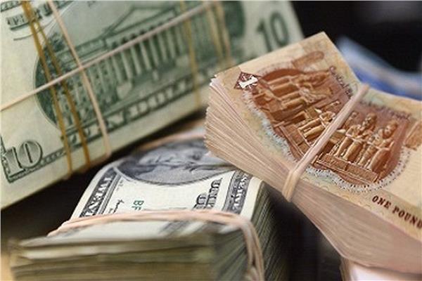 حافظ الدولارعلى استقراره أمام الجنيه المصري في بداية التعاملات اليوم/ الخميس/، وذلك للشهر السادس على التوالي، في معظم البنوك العاملة في مصر، حيث اتسم سعر الدولار بالهدوء والاستقرار، رغم تقلبات سعر الصرف في معظم دول العالم، وذلك بفضل الإصلاحات الاقتصادية التي اتخذها البنك المركزي وبدعم من القيادة السياسية والتي أدت إلى استقرار اقتصادي وسياسي، مما شجع على جذب الاستثمارات الأجنبية المباشرة والغير مباشرة . ويعتبر ارتفاع الاحتياطي النقدي الأجنبي لمصر سببا قويا لإستقرار سوق النقد وسعر الجنيه المصري مقابل العملات الأجنبية. وتداولت البنوك في مصر، أسعار الدولار بين نطاق 15.64 إلى 15.68 جنيه للشراء و 15.74 إلى 15.76 جنيه للبيع، وبلغ سعر الدولار اليوم أعلى مستوى للشراء فى البنك الاهلي الكويتي وبنك الاستثمار العربي ومصرف ابوظبي الاسلامي عند مستوى 15.68، و15.76 جنيه للبيع. وفي أكبر بنكين حكوميين مصريين من حيث حجم الأصول والتعاملات، البنك الأهلي المصري وبنك مصر - استقر سعرالدولار ليسجل 15.64 جنيه للشراء، و 15.74 جنيه للبيع . وفي البنوك الخاصة، استقر سعر الدولار في البنك التجارى الدولي وكريدي أجريكول واتش اس بي سي وبلوم مصر، ليسجل 15.66 جنيه للشراء، و15.76 جنيه للبيع، وفي مصرف أبوظبي الإسلامي، والمصرف العربي الدولي بلغ سعر الدولار للشراء 15.68 جنيه للشراء، و15.76 جنيه للبيع . وطبقا للبنك المركزي، يبلغ متوسط أسعارالسوق بالجنيه المصري أمام الدولار 15.66 جنيه للشراء، 15.75 جنيه للبيع . وعلى صعيد العملات الرئيسية .. مازال تداعيات الأزمة الروسية - الأوكرانيه تلقى بظلالها على أسواق المال والمصارف الدولية ، وتنفست العملة الأوروبية "اليورو" الصعداء ، حيث ارتفعت 23 - 24 قرشا ، وذلك بعد أن شهدت تراجعات اليومين السابقين . ففي بنكي مصر والأهلي أكبر البنوك الحكومية في مصر، سجلت العملة الأوروبية ارتفاعا 17.27 جنيه للشراء، و17.43 جنيه للبيع . وفي البنك التجاري الدولي، أكبر بنوك القطاع الخاص في مصر، سجل 17.29 جنيه للشراء، 17.45 جنيه للبيع . وتداولت أسعار متوسطات العملة الأوروبية بالبنك المركزي المصري 17.19 جنيه للشراء ، 17.30 جنيه للبيع . كما ارتفعت أسعار الجنيه الإسترليني اليوم 8 - 10 قروش، وذلك بعد موجة تراجعات الفترة السابقة . ففى بنك مصر والاهلي ، سجل الاسترلينى 20.55 جنيه للشراء ، 20.75 جنيه في البيع . وفي البنك التجارى الدولي ، سجل الاسترليني 20.58 جنيه للشراء ، و 20.78 جنيه . وتداولت أسعار متوسطات الجنيه الإسترليني في البنك المركزي المصري 20.59 جنيه للشراء، 20.72 جنيه للبيع . وبالنسبة للعملات العربية، مازال سعر الريال السعودي يحافظ على استقراره في البنك الأهلى وبنك مصر 4.18 جنيه للشراء، و4.19 جنيه للبيع.