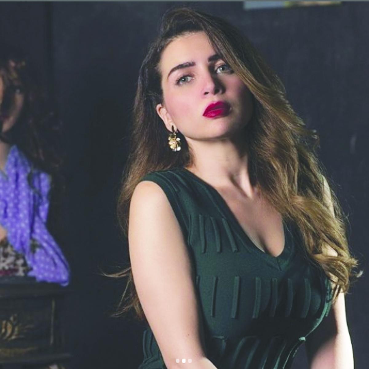تظهر الفنانة مى عز الدين فى دور فتاة غجرية خلال أحداث مسلسل "جزيرة غمام"، والمقرر عرضه فى شهر رمضان المقبل، حيث تواصل تصوير مشاهدها فى الحى الريفى بمدينة الإنتاج الإعلامى، والتى تدور أحداثه في حقبة تاريخية بالعشرينيات أي قبل 100 عام من الآن، ويتم العمل على بناء الديكورات لتلك الفترة، وتكوين صورة مناسبة للمشاهد عن تلك الفترة من حيث الملابس والحياة فى هذا الوقت مسلسل جزيرة غمام" بطولة كل من طارق لطفى ومى عز الدين وفتحى عبد الوهاب، أحمد أمين والفنان رياض الخولى وعبد العزيز مخيون وآخرون من النجوم، والعمل من إخراج حسين المنباوى وتأليف عبد الرحيم كمال. يعد مسلسل "جزيرة غمام"، أول أعمال أحمد أمين الدرامية بعد مسلسل "ما وراء الطبيعة" الذي تم عرضه في نوفمبر 2020 عبر المنصات العالمية، عن سلسلة روايات الكاتب الراحل دكتور أحمد خالد توفيق، وهو المشروع الذي أشرف على كتابته وإخراجه عمرو سلامة، وشاركه البطولة رزان جمّال، آية سماحة، رشدي الشامي، سما إبراهيم، باتع خليل وريم عبد القادر. وكانت آخر أعمال مي عز الدين مسلسل "خيط حرير" بطولة محمود عبد المغني ونيقولا معوض وسوسن بدر، ومى سليم وهنادى مهنا، محمد سليمان، صفاء الطوخي، ومحمد علي رزق، وولاء الشريف، وعبد الرحيم حسن وحنان سليمان، وأحمد صيام، وأحمد خليل، وحنان سليمان وياسمين رحمي، ويوسف عثمان وممدوح الشناوى، وحازم سمير، وآخرون، وهو من إخراج إبراهيم فخر.