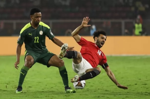 التشكيل المتوقع لمباراة مصر والسنغال في تصفيات كأس العالم كتبت: عائشة حافظ يواجه المنتخب المصري غدا منتخب السنغال، على أرض استاد القاهرة الدولي، ضمن التصفيات المؤهلة لكأس العالم 2022. تبث المباراة عبر قنوات أون تايم سبورت، وأسندت مهمة التعليق الى المعلق الرياضي مدحت شلبي . ويأتي التشكيل المتوقع للمنتخب على النحو التالي: حراسة المرمى: محمد الشناوى. خط الدفاع: أحمد فتوح – محمود حمدى "الونش" – محمد عبدالمنعم – عمر كمال. خط الوسط: محمد الننى – حمدى فتحى - عمرو السولية. خط الهجوم: عمر مرموش – مصطفى محمد – محمد صلاح.