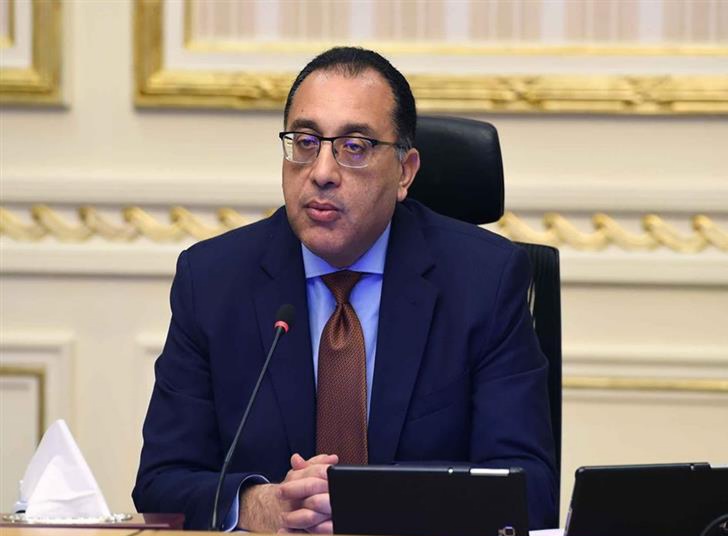 نشرت الجريدة الرسمية في عددها الصادر الأحد، قرار  رئيس الوزراءالدكتور مصطفى مدبولي، رقم 1325 لسنة 2022، بشأن تعديل بعض أحكام قرار رئيس مجلس الوزراء رقم 1627 لسنة 2019 بتقرير الحد الأدنى للأجور للموظفين والعاملين لدى أجهزة الدولة والهيئات العامة الاقتصادية. ونصت المادة الأولى أنه اعتبارًا من أول أبريل 2022، تعدل قيم الحد الأدنى لإجمالي الأجر الوارد بنص المادة الأولى من قرار رئيس مجلس الوزراء رقم 1627 لسنة 2019 المعدل بالقرارين رقمي 2421 لسنة 2019 و1455 لسنة 2021، بحيث لا يقل الحد الأدنى لأجور الموظفين والعاملين لدى أجهزة الدولة والهيئات العامة الخدمية والاقتصادية كالآتي: الممتازة بـ8700 جنيه. العالية بـ6300 جنيه. مدير عام بـ5100 جنيه. الأولى بـ4500 جنيه. الثانية بـ3900 جنيه. الثالثة بـ3420 جنيه. الرابعة بـ3180 جنيه. الخامسة بـ2940 جنيه. السادسة بـ2700 جنيه.