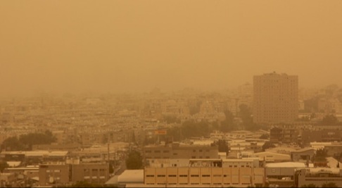 أعلنت الهيئة العامة للأرصاد الجوية تعرض البلاد لمنخفض خماسيني اليوم الأحد، يصاحبه نشاط لرياح جنوبية خلال اليوم تكون مثيرة للرمال والأتربة تبدأ على غرب البلاد وتتقدم تدريجياً إلى الداخل لتؤثر على السواحل الشمالية ومحافظات الدلتا والقاهرة الكبرى، تصل حتى محافظات شمال الصعيد مما يؤثر سلباً على جودة الهواء. و بناءً على ذلك حذرت وزارة البيئة المواطنين كبار السن وأصحاب الأمراض الصدرية والتنفسية، تجنب الأنشطة اليومية في الهواء الطلق ،خلال هذه الفترة لتجنب الآثار السلبية الناتجة عن نشاط الرياح والرمال والأتربة المثارة. وأكدت الدكتورة ياسمين فؤاد وزيرة البيئة، في بيان للوزارة اليوم، قيام الوزارة بمتابعة مؤشرات جودة الهواء من خلال منظومة الرصد المستمر التابعة لوزارة البيئة والمنتشرة في العديد من أنحاء الجمهورية.