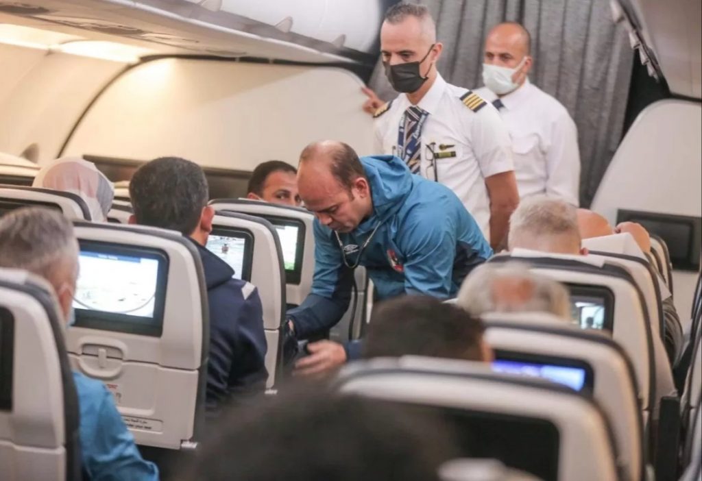 قام الدكتور أحمد أبوعبلة، رئيس الجهاز الطبى بالفريق الأول لكرة القدم بنادى الأهلى، بإجراء  الإسعافات الطبية لسيدة مغربية تواجدت على متن الطائرة، التى أقلت بعثة الفريق إلى مدينة كازابلانكا، استعداداً لمواجهة فريق الرجاء فى إياب الدور ربع النهائى من دورى أبطال إفريقيا. وكانت قد تعرضت السيدة المغربية لوعكة صحية طارئة وهبوط في الدورة الدموية فسارع طاقم الطائرة باستدعاء الدكتور أبو عبلة ، لإسعافها ومنحها بعض العقاقير والمحاليل وظل يتابع حالتها باستمرار إلى أن وصلت الطائرة لمطار كازابلانكا. وكانت بعثة الأهلى قد غادرت مطار القاهرة صباح اليوم، فى طريقها للمغرب لخوض مباراة الرجاء التي تقام مساء الجمعة المقبل على ملعب محمد الخامس.