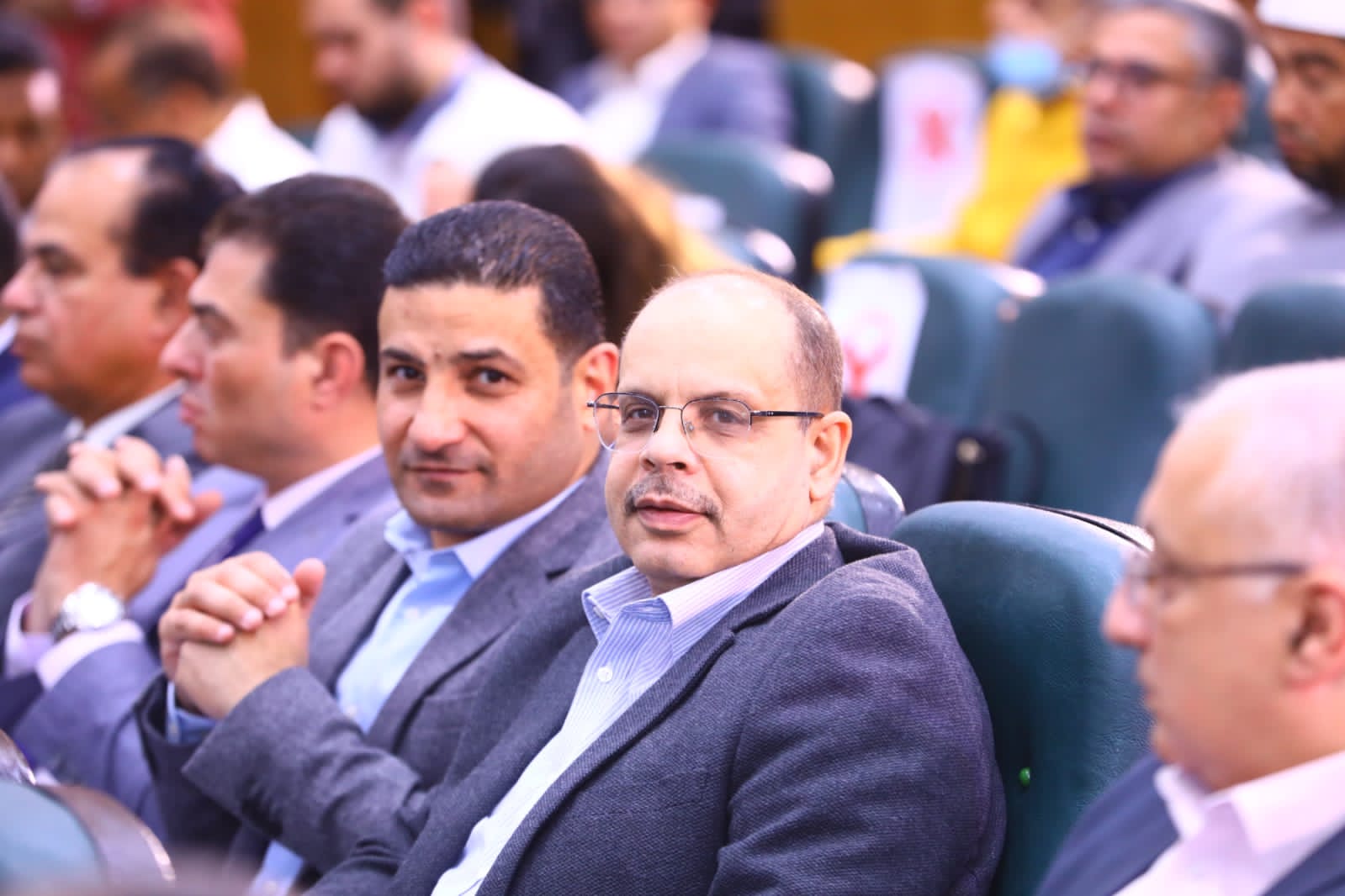 أكدت وزيرة التضامن الاجتماعي نيفين القباج،أن الرئيس عبدالفتاح السيسي، وجه بإجراء بحث علمي حول حساب تكلفة الإرهاب في مصر مع مراعاة تناول كافة أنواع التكلفة، كالاقتصادية والسياسية والاجتماعية والثقافية، للاستفادة من نتائج البحث في رؤية الدولة نحو معالجة قضايا وتداعيات الإرهاب، وهو ما دفع الوزارة إلى التنسيق مع المركز المصري للفكر والدراسات الاستراتيجية،إلى التنسيق المشترك لتنفيذ هذا البحث. جاء ذلك خلال فعاليات الندوة التي عقدتها وزارة التضامن الاجتماعي بالتعاون مع المركز المصري للفكر والدراسات الاستراتيجية، اليوم الاثنين، لتدشين مشروع بحثي حول "التكلفة الاقتصادية والاجتماعية للإرهاب في مصر" بمشاركة نخبة من كبار الخبراء، منهم الدكتور مفيد شهاب والدكتور عبدالمنعم سعيد، الدكتورة سميحة فوزي وزيرة الصناعة الاسبق،والدكتور أسامة الازهري مستشار رئيس الجمهورية للشئون الدينية،واللواء فؤاد علام الخبير الأمني. وقالت الوزيرة إن هذا البحث هو الأول في مصر الذي يتناول حساب تكلفة الإرهاب الاقتصادية والسياسية والاجتماعية والثقافية، مشيرة إلى أن متوسط التكلفة للإرهاب بلغت 70 مليار دولار بعد أن كانت 15 مليار دولار منذ 10 أعوام على مستوى العالم. وأضافت أن دور الوزارة في مواجهة الإرهاب هو توفير مظلة الحماية الاجتماعية للفئات الأولى بالرعاية،ودعم التمكين الاقتصادي،وتكافؤ الفرص التعليمية والصحية،إلى جانب السعي لتنمية الشعور بالمواطنة لدى المواطنين. وأشارت الوزيرة إلى أن المشروع البحثي يضم 4 محاور رئيسة (الاجتماعي،والاقتصادي،والسياسي،والثقافي)،وفي كل محور تجري دراسة تكلفة الإرهاب وأسبابه وسبل معالجته،بالتعاون مع عدد كبير من الخبراء والباحثين في مصر،مشيرة إلى أن هذا المشروع البحثي يمثل أول بادرة بحثية وأكاديمية في مصر لفتح حوار عقلاني وعلمي حول الظاهرة الإرهابية عبر تعزيز القنوات للتواصل بين مختلف المفكرين والباحثين وصناع القرار من أجل الوصول لفهم ومعالجة ناجعة لهذا الظاهرة.