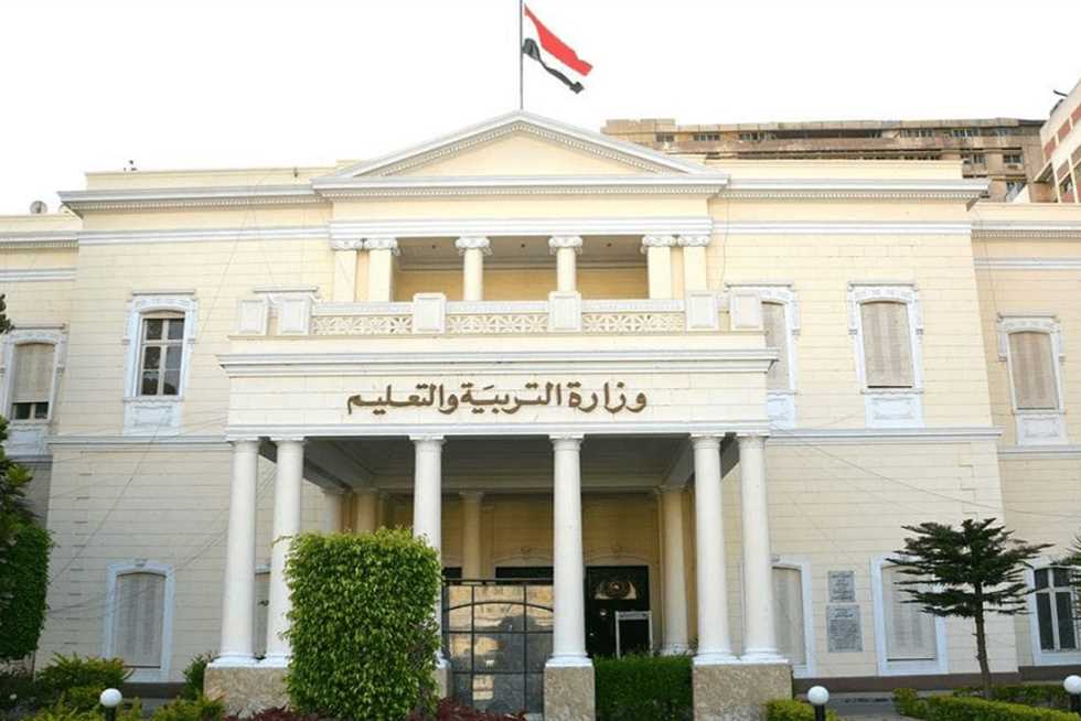 أعلنت وزارة التربية والتعليم والتعليم الفني، عن فتح باب التقديم للعمل بالمدارس المصرية اليابانية للعام الدراسي 2023/2022، إبتداءً من اليوم 4 إبريل 2022 ولمدة خمسة عشر يومًا، إلكترونيًا عبر الرابط https://ejsadm.moe.gov.eg/ وأضافت الوزارة أن الوظائف المتاح التقدم إليها هي "مدير مدرسة، ووكيل مدرسة، ومعلم فصل رياض أطفال، ومعلم (Math)، ومعلم (Science)، ومعلم لغة عربية، ومعلم لغة إنجليزية، ومعلم تربية رياضية، ومعلم تربية فنية، ومعلم تربية موسيقية، ومعلم غرفة مصادر "أطفال احتياجات خاصة"، وأخصائي نفسي، وأخصائي اجتماعي، ومعلم تكنولوجيا المعلومات ICT، مهارات مهنية. وبينت الوزارة، أن خطوات التقدم للمعلمين ستكون عن طريق ملء استمارة إلكترونية بالبيانات الشخصية والمؤهلات العلمية، بالإضافة إلى الإجابة على الأسئلة التي تقيس مدى قدرة المتقدم على القيادة والتعليم والتعلم وتهيئة بيئة تعليمية للابتكار وحب التعلم وامتحان تحديد مستوي لغة إنجليزية. وشددت الوزارة على المتقدمين بضرورة قراءة شروط التقدم المعلنة عبر الموقع الإلكتروني المذكور أعلاه قبل بدء إجراءات التسجيل والالتزام بها، ومن يخالف هذه الشروط يعرض نفسه للاستبعاد نهائيًا ولن يكون له حق إعادة التسجيل أو الرجوع على الوزارة بأي حق قانونى.