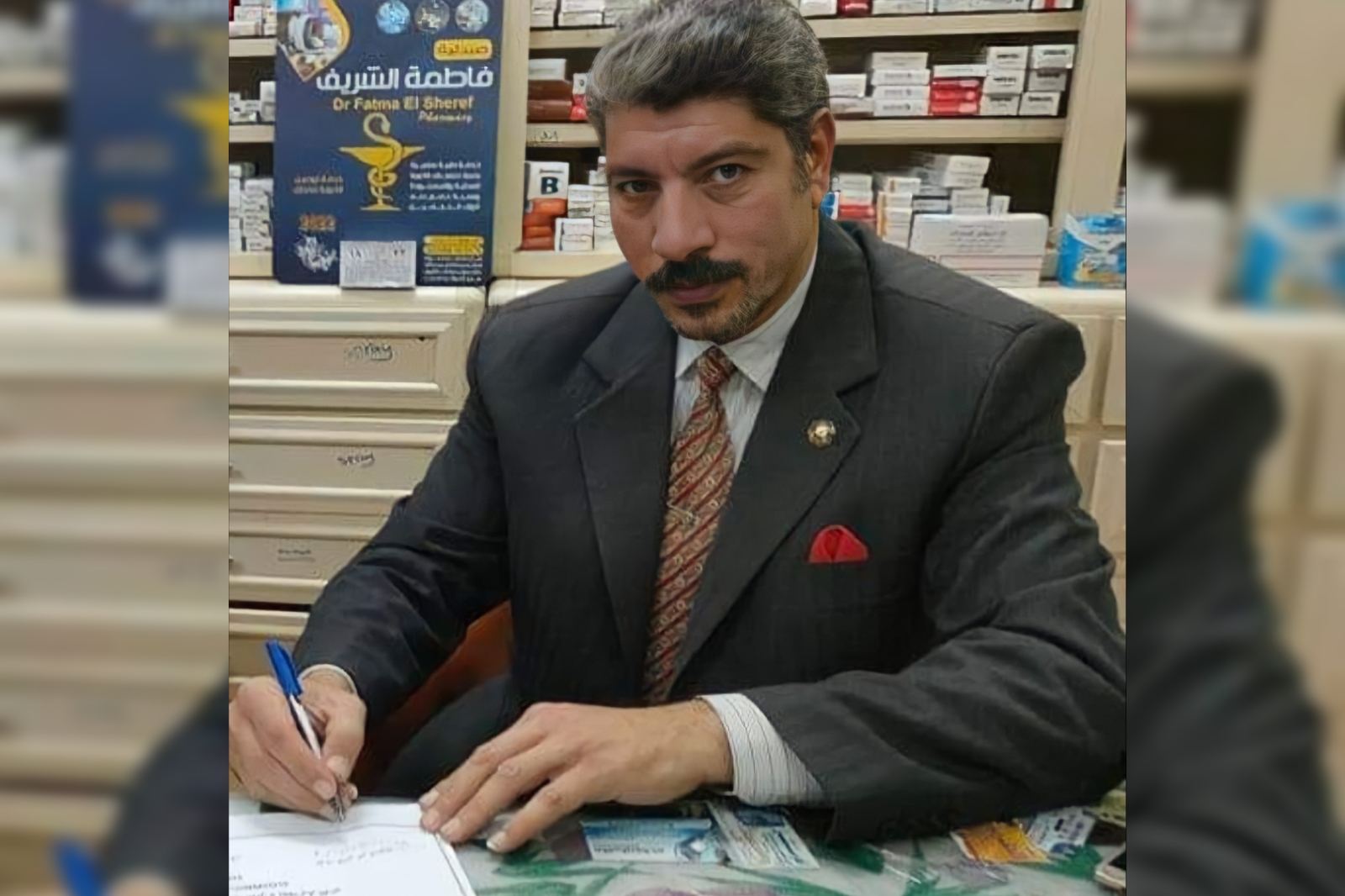 من أجمل ماقيل في المُعلم "أرأيت أعظم وأجلَّ من الذي يبني ويُنشأ أنفسًا وعقولا" فكل تميز وتفوق للطالب يعود للمعلم. والله أجمل ماقيل عن المعلم أنه مَهما اجتهدنا في رد المعروف فلن نستطيع أبدا وكيف نستطيع وهو كتلك الشمعة التي تحترق لتُنير درب الاخرين . أتذكركم بكل تفاصيلكم ووجوهكم المنيرة ورائحتكم الزكية وهمساتكم كلماتكم الطيبة والله يشهد على الدعاء لكم و أن تنالوا أحسن الجزاء والعطاء في الدنيا والآخرة على عملكم النبيل والشاق لأن العمل فى مرحلة الإبتدائي هو الصعب . اتذكر هنا أساتذتي الأستاذة كريمة، والأستاذة نوال واستاذي محمد المراكبي، واستاذي محمود عبده، واستاذي ابراهيم يونس وقائدهم ناظر مدرستي الاستاذ عبدالحميد شرارة، وقائدي فى العمل الاستاذ جوده جمعه. لقد زرعتم فينا حب التعلم وشغف التحصيل والرُّقيْ إلى ماهو أفضل وأسمى ونلنا ماكتب الله لنا والحمد لله لم تُنفِّرونا ولم تُرهبونا وتُعنفونا بالضرب المبرح ولا حتى بالكلام الجارح بل كتبتم على قلوبنا حُبَّ المدرسة وحُبَّ المعلم ، وياليت عَمَّرَ الله الأرض بأمثالكم لأن زمنكم مضى ولن يتكرر ... وخير ماقيل فيكم «قم للمعلم وفيه التبجيلا كاد المعلم ان يكون رسولا» . رحم الله من مات منهم واطال فى عمر من بقى على قيد الحياه . تحياتى لكل معلم يؤثر فى تلاميذه بالايجاب