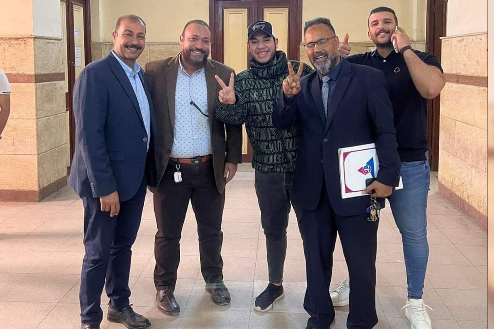كتب: السيد يوسف قررت نيابة بندر بنها إخلاء سبيل عمار محمد الرفاعي بعد ثبوت برأته وعدم وجود أي شبه اتهام عليه فى الواقعة الشهيرة بإسم «مشاجرة التراويح» لتعدي مجموعة من الشباب على شبابين بمنطقة الفلل بمدينة بنها. كان انتشر على مواقع التواصل الاجتماعي في القليوبية مقطع فيديو يظهر قيام مجموعة من الشباب في مدينة بنها بمحافظة القليوبية بالتعدي على اثنين آخرين خلال مغادرتهما لأحد المساجد بعد أدائهما صلاة التراويح مما أثار حالة كبيرة من الغضب والسخط بين مستخدمي مواقع التواصل. وكان تم الزج واتهام الشاب عمار محمد السيد الرفاعي وهو نجل رجل الأعمال المعروف محمد الرفاعي صحاب سلسلة محلات الرفاعي الحلويات الشرقية والغربية بمحافظات مصر، بغرض النيل من سمعة والده واستغلال معرفة نجله بأحد أطراف المشاجرة لابتزازه. وأمرت جهات التحقيق بعد إجراء التحريات وتفريغ كاميرات المراقبة بمعرفة وائل السيسي مدير النيابة، بإخلاء سبيل المواطن "عمار الرفاعي" بعد ثبوت عدم تواجده في محل الواقعة، موضحة عدم صلتة بالحادث، ولم ترد في تلك التحريات أي معلومات عن وجوده بموقع الحادث، فيما امرت بحبس المتهم "محمد.ت" الشهير ب"بلحة" 4 ايام علي ذمة التحقيقات. واتضح أن الشاب تم الزج باسمه بهدف الابتزاز من أسرته، حيث قامت إدارة البحث الجنائي بقسم شرطة ثان بنها بتفريغ كاميرات المنطقة المحيطة بالحادث ولم تجد الشاب المتهم المذكور ، وبسؤال بعض الجناة أيضا لم يتعرفوا عليه مؤكدين بأنه ليس له أى صله بذلك الواقعة . وأعربت أسرة عمار الرفاعي عن شكرهم البالغ لرجال المباحث على جهودهم المبذولة في تحقيق العدالة، مناشدين المواطنين تحري الدقة قبل الزج بأسماء الناس وتلطيخ سمعتهم، وعدم الانسياق وراء الشائعات المغرضة والتي من هدفها النيل من السمعة. كانت البداية حينما شهدت منطقة الفلل دائرة قسم ثان بنها، واقعة مؤسفة وذلك بعد وقوع مشاجرة بين طرفين ووقوع مصابين، عقب خروج المجني عليهم بعد صلاة التراويح، حيث قام الطرف الأول بضرب طالبين بالسنج والأسلحة البيضاء وتصويرهم فيديو ونشره على مواقع التواصل الاجتماعي ببنها، وتمكن المارة في الشارع من تخليص الشابين من أيدي المتهمين ونقلهم لمستشفى الجامعة. اقرأ أيضاً: بلطجية يتعدون على شابين بالأسلحة عقب خروجهما من مسجد في بنها