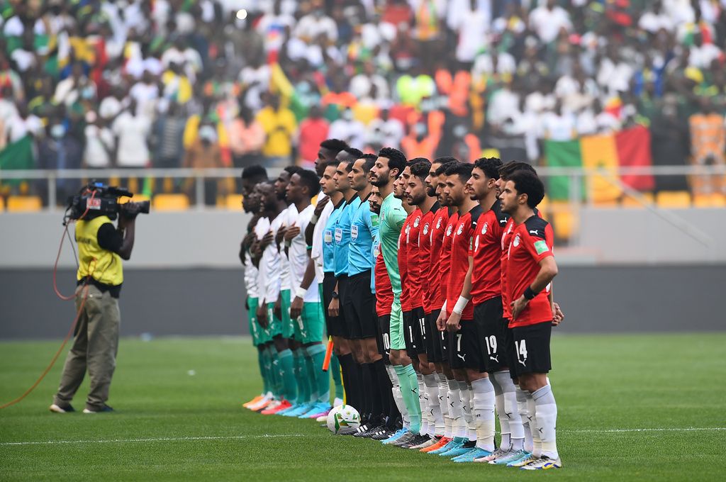 إعادة مباراة مصر والسنغال .أمل أخير متابعة ممدوح عكاشة لا يزال حلم إعادة مباراة منتخب مصر الأول لكرة القدم أمام السنغال الفاصلة في التأهل إلى كأس العالم المقرر إقامته في قطر خلال نوفمبر المقبل يراود الجميع داخل الشارع الكروي المصري في ظل القناعات الكاملة بما تعرض له المنتخب في داكار خلال مباراة الإياب الفاصلة في التأهل إلى المونديال . وشهدت الأيام الماضية جدلا واسعا بشأن إعادة مباراة مصر والسنغال في ظل التصريحات المتتالية التي تشير إلى إمكانية إعادة المباراة تارة وصعوبة إعادتها تارة أخرى . تحويل الشكوي للجنة الإنضباط وفي الساعات الأخيرة الماضية ، ظهر أمل أخير بالنسبة لإعادة مباراة مصر والسنغال بعد أن أشارت العديد من التقارير إلى أن الاتحاد الدولي للعبة “ فيفا " قرر تحويل شكوى مصر لإعادة مباراة السنغال إلى لجنة الانضباط بالفيفا وحسم الأمر يوم 21 أبريل المقبل . وتقدم اتحاد الكرة بملف شامل يطالب من خلال إعادة مباراة السنغال مرة أخرى في ملعب فاصل أو إقامتها بدون جمهور نظرا لما تعرضت له البعثة المصرية في داكار من تجاوزات كبيرة أثرت بشكل كبير على نتيجة المباراة وخروج المنتخب مهزوما بركلات الترجيح وفقد فرصة التأهل إلى كأس العالم . وخسر المنتخب الوطني أمام السنغال بهدف دون رد في المباراة ، قبل ان يحتكم المنتبخان إلى ركلات الترجيح والتي جاءت لصالح السنغال بعد أن كان منتخب مصر فاز في مباراة الذهاب الفاصلة في التأهل إلى كأس العالم بالقاهرة بهدف دون رد . وغادر البرتغالى كارلوس كيروش المدير الفني لمنتخب مصر الأول لكرة القدم، إلى بلاده البرتغال للحصول على راحة لمدة عدة أيام ، والعودة من جديد لتحديد مصيره من الاستمرار في قيادة الفراعنة خلال الفترة المقبلة . واتفق كيروش، مع اتحاد الكرة على الحصول على عدة أيام راحة ببلاده البرتغال لحين الفصل في شكوى مصر لدى الاتحاد الدولي والاتحاد الإفريقي بشأن إعادة مباراة مصر والسنغال والتي خسرها المنتخب الوطني بركلات الترجيح وفقد فرصة التأهل إلى كأس العالم . وكان البرتغالي كارلوس كيروش المدير الفني لمنتخب مصر علق على الأنباء المتعلقة باستمراره مع الفراعنة. وقال كيروش عبر حسابه الرسمي على تويتر أمس الثلاثاء "بعد الأخبار والتعليقات الأخيرة، أؤكد بشكل قاطع أني لم أطلب أي شيء بشأن الجهاز المعاون أو أي مواضيع أخرى تخص منتخب مصر". وأكمل "في الواقع، وفقًا لما تم الاتفاق عليه مع الاتحاد المصري لكرة القدم، حتى ظهور نتيجة الاحتجاج المقدم للاتحاد الدولي لكرة القدم بشأن مباراة الملحق مع السنغال، لا يوجد مجال أي نوع من المناقشات أو القرارات". وتابع "أنا آسف حقًا لكل الأخبار والتعليقات الكاذبة التي استخدمت اسمي وكل التأثيرات السامة على جماهير المنتخب والرأي العام، شكرا لدعمكم .