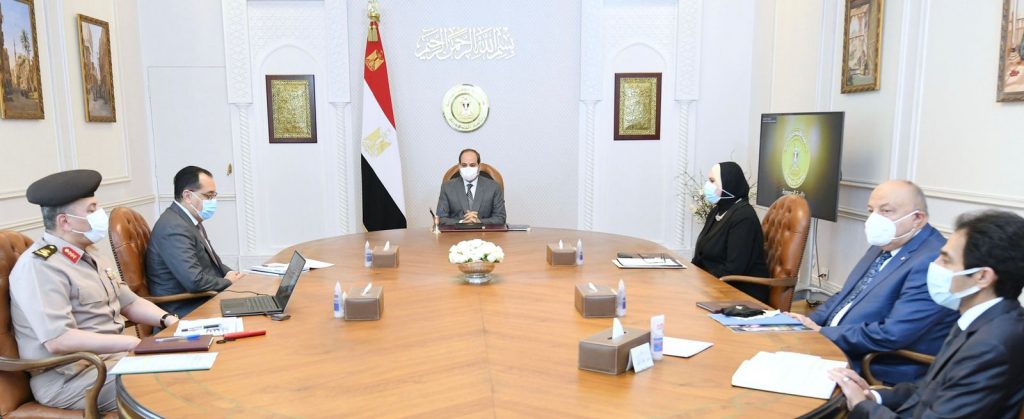 اجتمع الرئيس عبد الفتاح السيسي، اليوم الخميس، مع الدكتور مصطفى مدبولي رئيس مجلس الوزراء، ونيفين جامع وزيرة التجارة والصناعة، واللواء أ.ح وليد أبو المجد مدير جهاز مشروعات الخدمة الوطنية للقوات المسلحة، والدكتور إبراهيم عزت رئيس مجلس إدارة شركة "لاكتو مصر" لصناعة ألبان الأطفال. وصرح السفير بسام راضي المتحدث الرسمي باسم رئاسة الجمهورية بأن الاجتماع تناول "متابعة منظومة إنتاج لبن الأطفال على المستوى المحلي". وقد وجه الرئيس بالتنسيق والتعاون بين جهات الاختصاص الوطنية ومصنع "لاكتو مصر" لتطوير الطاقة الإنتاجية المحلية من لبن الأطفال، وبما يواكب التكنولوجيا المتقدمة في هذا الإطار، وذلك بهدف بناء قاعدة قوية لإنتاج أفضل أنواع ألبان وأغذية الأطفال عالية الجودة لتغطية الاحتياجات المحلية وسد فجوة الاستيراد من هذه السلعة الإستراتيجية الهامة لتغذية الأطفال في المراحل العمرية المختلفة. وتم استعراض موقف إنتاج لبن الأطفال من قبل شركة "لاكتو مصر"، والتي تمتلك أكبر مصنع لإنتاج لبن الأطفال في مصر والشرق الأوسط وإفريقيا، ويستخدم أحدث المعدات التكنولوجية العالمية المتخصصة في هذا المجال، فضلاً عن قيامه بإنتاج أغذية الأطفال الخاصة والمكملات والمكونات الغذائية، كما أن الشركة تتمتع بأعلى إجراءات الرقابة والتحكم على منتجاتها المتنوعة التي تضمن جودتها وسلامتها.