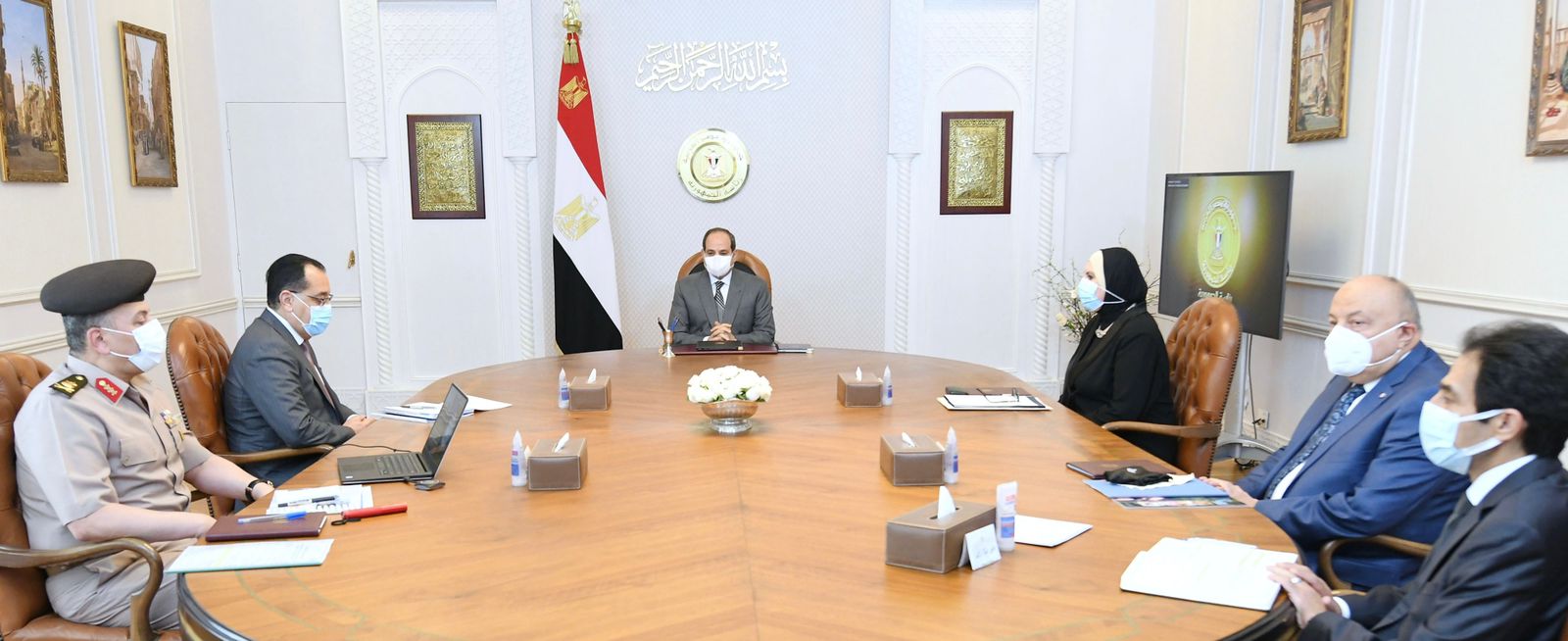 اجتمع الرئيس عبد الفتاح السيسي، اليوم الخميس، مع الدكتور مصطفى مدبولي رئيس مجلس الوزراء، ونيفين جامع وزيرة التجارة والصناعة، واللواء أ.ح وليد أبو المجد مدير جهاز مشروعات الخدمة الوطنية للقوات المسلحة، والدكتور إبراهيم عزت رئيس مجلس إدارة شركة "لاكتو مصر" لصناعة ألبان الأطفال. وصرح السفير بسام راضي المتحدث الرسمي باسم رئاسة الجمهورية بأن الاجتماع تناول "متابعة منظومة إنتاج لبن الأطفال على المستوى المحلي". وقد وجه الرئيس بالتنسيق والتعاون بين جهات الاختصاص الوطنية ومصنع "لاكتو مصر" لتطوير الطاقة الإنتاجية المحلية من لبن الأطفال، وبما يواكب التكنولوجيا المتقدمة في هذا الإطار، وذلك بهدف بناء قاعدة قوية لإنتاج أفضل أنواع ألبان وأغذية الأطفال عالية الجودة لتغطية الاحتياجات المحلية وسد فجوة الاستيراد من هذه السلعة الإستراتيجية الهامة لتغذية الأطفال في المراحل العمرية المختلفة. وتم استعراض موقف إنتاج لبن الأطفال من قبل شركة "لاكتو مصر"، والتي تمتلك أكبر مصنع لإنتاج لبن الأطفال في مصر والشرق الأوسط وإفريقيا، ويستخدم أحدث المعدات التكنولوجية العالمية المتخصصة في هذا المجال، فضلاً عن قيامه بإنتاج أغذية الأطفال الخاصة والمكملات والمكونات الغذائية، كما أن الشركة تتمتع بأعلى إجراءات الرقابة والتحكم على منتجاتها المتنوعة التي تضمن جودتها وسلامتها.