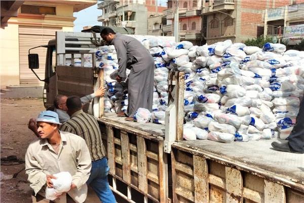 انتهت وزارة الأوقاف من توزيع الدفعة الثانية "100 ألف شنطة رمضانية" من الشنط الغذائية الخاصة بشهر رمضان من إجمالي نصف مليون شنطة غذائية بالتنسيق مع كل من وزارتي التموين والتضامن الاجتماعي، والمحافظين، بواقع ألفي طن (ألف طن سكر + ألف طن أرز) خلال شهر رمضان المبارك. وقالت وزارة الأوقاف -في بيان اليوم الخميس- إنها انتهت من توزيع (100) ألف شنطة غذائية ثانية على المستحقين من خلال المديريات الإقليمية وبمشاركة وزارة التضامن الاجتماعي، وبحضور المحافظين أو نوابهم، أو رؤساء المدن والأحياء، ليبلغ إجمالي ما تم توزيعه حتى تاريخه (200) ألف شنطة غذائية، وتم توزيع المائة ألف شنطة غذائية الثانية على النحو التالي: البحيرة 35 طنا ، وقنا 31 طنا، والدقهلية 30 طنا، والشرقية 4 أطنان. وأشارت الوزارة إلى أنه تم التنبيه القائمين على عملية التوزيع على مراعاة عدة أمور، أهمها: التعامل بمنتهى الاحترام والإنسانية مع المستحقين، وأننا جميعا في خدمتهم، وأن هذا إنما هو حقهم علينا وعلى المجتمع، ولا منة لأحد منا فيه، بل الفضل كله لله (عز وجل) في أن اختصنا بخدمتهم، وعدم تصوير أحد عند التوزيع، وعلى أهمية تفعيل الإجراءات الاحترازية ومراعاة ضوابط التباعد وعدم التزاحم عند عملية التوزيع، وأضافت بأنه سيتم التوزيع تباعا على المديريات الإقليمية على مستوى الجمهورية.