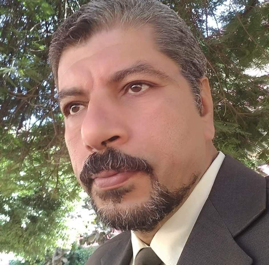 نقابة المعلمين من أكبر بل أكبر نقابة على مستوى الجمهورية و الشرق الأوسط، يجب الاهتمام بها من قبل الحكومة والنظر لها نظرة ثاقبة ترفع من شأن الاعضاء وخاصة المحالين إلى سن التقاعد وتقديم الخدمات العامة للموجودين بالخدمه . مر شهر فبراير مرور الكرام فى هذا الشهر يتم فيه جمعية عمومية، على مستوى اللجان النقابيه مراكز ومدن وبالتحديد اخر شهر فبراير من كل عام والمتبع اعلان فى جريدة رسميه وإعلان يصل للمدارس عن موعد ومكان انعقاد الاجتماع بأعضاء الجمعية لعرض ميزانية اللجنه طوال العام المنقضى . ولكن هذا لم يتم ولم يتم الإعلان عن موعد الانعقاد وهذا مخالف للقوانين حيث تقوم اللجنه للأسف الشديد بالاتصال بمديرين المدارس باحضار كشف باسماء كل الاعضاء المشاركين بالنقابة دون أن يعلم السبب من وراء هذه الكشوف ، ودون علم المعلمين بذلك ويتم وضع هذا الكشوف بالنقابه على أنهم أعضاء الجمعيه وتسجيل حضور البعض منهم على أنهم حضروا بالفعل وهنا تسميتهم الحاضر الغائب . ويتم التوقيع على ميزانية العام الماضى والتصديق على محضر الجلسه والموافقة على المصاريف التى تمت وتوقيع بأسماء ممن هم مدونون بالكشوف التى أتت من المدارس، وهذا إهدار للمال المعلمين والسبب جمعيه عموميه وهميه بلا حضر من قبل الاعضاء . هذه صورة مصغرة مما يحدث فى مصرنا الحبيبه لذا وجب من رئيس الدوله ومن رئيس الوزراء التدخل بشأن نقابة المعلمين وإصدار قرار بفحص اوراق النقابة منذ عام 2011 وحتى الآن وإصدار أمر بإجراء انتخابات حره يتم على أساسها اختيار مجلس النقابة من قبل اختيار المعلمين