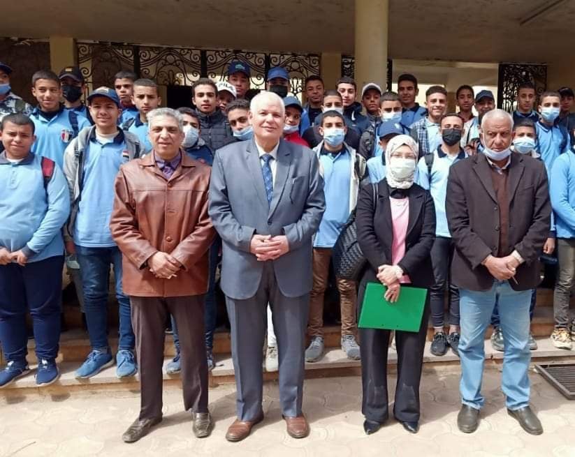 كتب: ممدوح عكاشة - مي أحمد شوقي عقد مجمع إعلام بنها التابع للهيئة العامة للاستعلامات بقيادة الإعلامية اماني الحاج، بالتعاون مع التعليم الفني بمديرية التربية والتعليم بالقليوبية، وذلك بمدرسة بنها الميكانيكية العسكرية الثانوية أقيمت ندوة بعنوان " التعليم الفني وربطه بسوق العمل" وتحت رعاية الدكتور ياسر محمود وكيل وزارة التربية والتعليم بالقليوبية. وقد حاضر فيها المهندس الصادق محمد الصادق - مدير عام التعليم الفنى بمديرية التربية والتعليم بالقليوبية، وبحضورعامر هنداوى مدير المدرسة وقد دار اللقاء حول عدة نقاط من أهمها : - أهمية التعليم الفني فى توفير العمالة المؤهلة لكافة القطاعات الاقتصادية فى الدولة . - الشراكات مع القطاع الخاص من أسس تأهيل وتدريب خريجي التعليم الفني . - أهمية التأسيس العسكري للمدارس الفنية والنتائج التي ترتبت على ذلك . - المدارس التطبيقية وربطها بالمصانع والشركات الكبرى . - الوحدات المختلفة داخل المدارس الفنية التى تسهل ربط الخريج بسوق العمل .