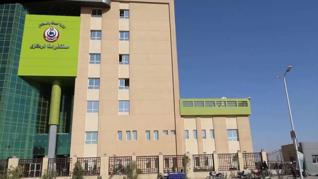 أعلنت الهيئة العامة للرعاية الصحية اعتماد مستشفى طيبة التخصصي التابع للهيئة بمحافظة الأقصر، كأول مستشفى معتمد بإقليم الصعيد، طبقا لمعايير الاعتماد القومية طبقا للنسخة المحدثة لمعايير اعتماد المستشفيات والمعتمدة دوليا من جمعية الإسكوا العالمية. وأوضحت الهيئة - في بيان اليوم /الاثنين/ - أن مستشفى طيبة التخصصي بالأقصر تعد أول مستشفى تابع للهيئة بإقليم جنوب الصعيد يحصل على هذه الدرجة من الاعتماد; لاجتياز المستشفى لمعايير الاعتماد القومية المعتمدة من الجمعية الدولية لجودة الرعاية الصحية "الإسكوا"، والتي تضاهي نظم الصحة العالمية لضمان سلامة وأمان وجودة الخدمات الصحية المقدمة للمرضى، وترسخ الركائز الأساسية في نجاح تقديم الخدمات بمنشآت هيئة الرعاية الصحية. وأعرب الدكتور أحمد السبكي، رئيس مجلس إدارة الهيئة العامة للرعاية الصحية، عن بالغ سعادته لحصول المستشفى على درجة الاعتماد المعترف بها دوليا من جمعية الإسكوا، بما يعني مطابقتهما لأعلى المعايير العالمية ويؤكد جودة الخدمات الصحية المقدمة وجودة مخرجات النظام الصحي بمنشآت هيئة الرعاية الصحية وتوافقها مع المواصفات القياسية الدولية، وبما يتماشى مع أهداف رؤية مصر 2030 فيما يتعلق بمحور الصحة. ولفت إلى أن التأمين الصحي الشامل سيحدث نقلة نوعية كبرى في جودة الخدمات الصحية ومطابقتها للمعايير العالمية ومستوى تقديم الخدمة ستكون أكثر جودة خلال الأعوام المقبلة التي حددها الرئيس السيسي لامتداد المنظومة كاملة إلى كافة محافظات الجمهورية بنهاية 2030 . وأضاف أن اجتياز المستشفيات معايير الاعتماد القومية المعتمدة دوليا من جمعية الإسكوا يعني مطابقتها لشروط ومتطلبات الاعتماد، ومعايير الرعاية المتمركزة حول المريض، المعايير المتمركزة حول المنشآة، المتطلبات الإضافية. وأشار إلى أن تلك المعايير التي تضمن الرعاية الصحية المتكاملة والمميزة التي ترتكز على المريض طبقا للمعايير العالمية المعتمدة وتؤسس للثقافة المستدامة للسلامة ومنهجية التحسين المستمر، كما تدعم برنامج رفع كفاءة التشغيل وجودة مخرجات الرعاية الصحية المقدمة للمرضى بالمنشآت، ومواكبتها للتطورات المتسارعة في خدمات الرعاية الصحية عالميا. وأوضح أن شروط ومتطلبات الاعتماد تشمل التطابق مع متطلبات اعتماد الهيئة العامة للاعتماد والرقابة الصحية وعلاقات تتسم بالشفافية والأخلاقيات، بينما تشمل "المعايير المتمركزة حول المريض" ثقافة الرعاية المتمركزة حول المريض، والحصول على الرعاية واستمراريتها وقواعد انتقالها، وتقديم الرعاية المتكاملة، والخدمات التشخيصية والمساعدة التكميلية، والإجراءات الجراحية والتداخلية، وإدارة وسلامة الدواء. وتابع أن "الرعاية المتمركزة حول المنشآة" تشمل ضمان سلامة البيئة والمنشآت، ومكافحة ومنع انتشار العدوى، والإدارة والحوكمة المؤسسية، والتقييم والمشاركة المجتمعية، وإدارة الموارد البشرية، وإدارة وتكنولوجيا المعلومات، والجودة وتحسين الأداء، وذلك علاوة على "المتطلبات الإضافية" من التعليم الإكلينيكي المتمركز على سلامة المرضى والتعليم الطبي العادل والفعال. وهنأ السبكي كتيبة العمل داخل مستشفى طيبة التخصصي بالأقصر، لوصولها لدرجة الاعتماد القومية اءبءز، والمعترف بها دوليا من الجمعية الدولية لجودة الرعاية الصحية (إسكوا)، مؤكدا أن اعتماد المنشآت الصحية التابعة للهيئة هو تاريخ جديد لجودة الخدمات الصحية الحكومية بمجهودات العاملين في هيئة الرعاية الصحية وإداراتها وفروعها ومنشآتها الصحية المختلفة بمحافظات التأمين الصحي الشامل. وقال إن اعتماد المنشآت الصحية يعد إنجاز يقود لمزيد من الإنجازات، وخطوات واثقة نحو تحقيق حلم المصريين في خدمة طبية تليق بهم، مثمنا كافة الجهود المبذولة للوصول لهذا الإنجاز، وضمان تقديم خدمات صحية ذات جودة عالمية بالمنشآت الصحية التابعة للهيئة طبقا لآخر مستجدات الجودة والسلامة العالمية لتكون الركيزة الأساسية لتقديم خدمات صحية آمنة للمنتفعين بمنظومة التأمين الصحي الشامل. وقدمت مستشفي طيبة التخصصى بالاقصر أكثر من 835 ألف خدمة طبية منذ إطلاق منظومة التأمين الصحى الشامل منذ مطلع 2021 وحتى الآن، كما تقدم المستشفى العديد من الخدمات الطبية التي تشمل الطوارئ، ووحدة الكلي الصناعي، والعيادات الخارجية، وجراحة القلب والصدر، والقلب و الأوعية الدموية، والجراحة العامة، والنساء والتوليد، والأطفال، والأنف والأذن والحنجرة، والرعاية المركزة العامة، ورعاية جراحة قلب مفتوح، والأطفال المبتسرين، والجهاز الهضمي والمناظير، وجراحة المسالك البولية، وجراحة التجميل، وجراحة الأوعية الدموية، وجراحة المخ والأعصاب، والرمد، والأسنان، والجلدية والنفسية والعصبية. يشار إلى أنه وفقا لهذا الاعتماد يكون هناك 28 منشآة صحية تابعة للهيئة العامة للرعاية الصحية ببورسعيد، تحصل على درجة الاعتماد القومي المعترف به دوليا من جمعية "الإسكوا"، إضافة إلى مستشفى طيبة التخصصي كأول منشأة طبية تابعة لهيئة الرعاية الصحية بالأقصر تحصل على درجة الاعتماد بإجمالي 29 منشأة طبية تابعة لهيئة الرعاية الصحية، معتمدة حتى الآن.