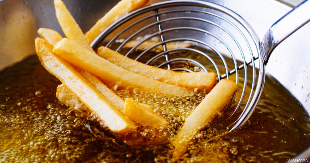 غياب البطاطس المقلية من قائمة طعام العديد من المطاعم في ألمانيا، يٌعد خبر سيء جدا للعديد من عشاق هذا الطبق، وعند زيارتك أحد المطاعم الألمانية، خلال الفترة المقبلة قد تتفاجأ باختفاء البطاطس المقلية أو (البطاطا المقلية) من قائمة الطعام. المطعم الشهير "غافل أم دوم Gaffel am Dom" بمدينة كولونيا (كولن)، اصدارقرارا بوقف تقديم البطاطس المقلية، فبسبب نقص زيت القلي، أزال المطعم الشهير، شرائح البطاطس المقلية من قائمة طعامه. وهو ما يمثل خبراً سيئاً للعديد من عشاق الطبق الألماني الشهير. تداعيات الغزو الروسـ.ـي لأوكرا نيا لم تقتصر على رفع الأسعار في محطات الوقود فحسب، بل وصلت إلى المعدة أيضاً. فقد أصبح من الصعب الآن الحصول على زيت القلي على وجه الخصوص، مما قد يؤثر على العديد من الوجبات السريعة. وقال مدير المطعم، إروين أوت: "إنها ليست كذبة أبريل، لقد توقفنا عن الضحك. لم يعد بإمكان موردي الزيت لدينا تلبية احتياجاتنا بشكل كافٍ، ولهذا السبب قررنا اتخاذ هذه الخطوة". ووفق جمعية الفنادق والمطاعم في ولاية شمال الراين ويستفاليا DEHOGA، فإن احتياجات هذا المطعم في كولونيا ليست حالة منعزلة، كما قال المتحدث باسم الجمعية، ثورستن هيلفيغ، في تصريح لوكالة الأنباء الألمانية (د.ب.أ): "لدينا وضع متوتر يكون فيه الحصول على أنواع معينة من زيت القلي، مثل زيت عباد الشمس، أكثر صعوبة من المعتاد". مطاعم ومحلات بيع متنقلة أخرى في مدن كبرى مثل فرانكفورت، هامبورغ، اتخذت خطوة مماثلة. لم يعد يتم تقديم نقانق الكاري هناك رفقة البطاطس المقلية، ولكن مع السلطة فقط! زيت بذور اللفت نادر، وقد ارتفعت أسعاره أيضاً. لذلك اضطر عدد من مالكي المطاعم إلى إزالة البطاطس المقلية من قائمة الطعام، فيما اختار آخرون رفع سعرها. يذكر أن أوكـ.ـرانيا هي واحدة من أكبر مصدري زيت عباد الشمس في العالم، غير أن الحـ.ـرب الدائرة هناك أدت إلى تعطيل تدفق عدد من البضائع، وأهمها زيت عباد الشمس، الذي لا غنى عنه في طهي الوجبات الخفيفة.