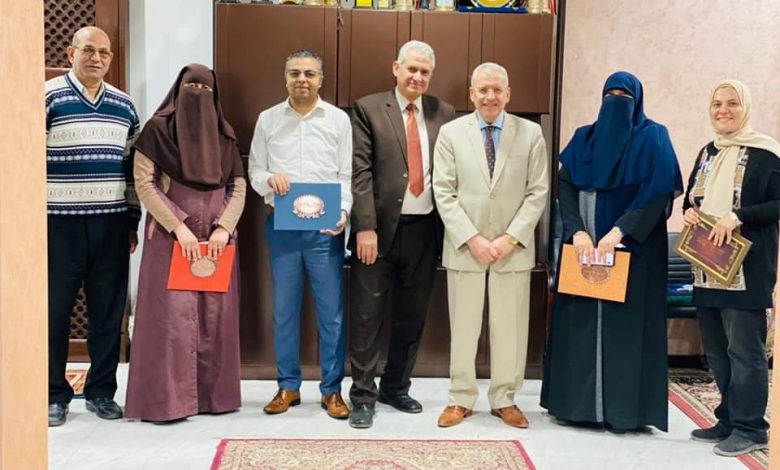 Photo of مجاهد: يكرم الحاصلين علي درجة الدكتوراه والماجستير في مجال عملهم