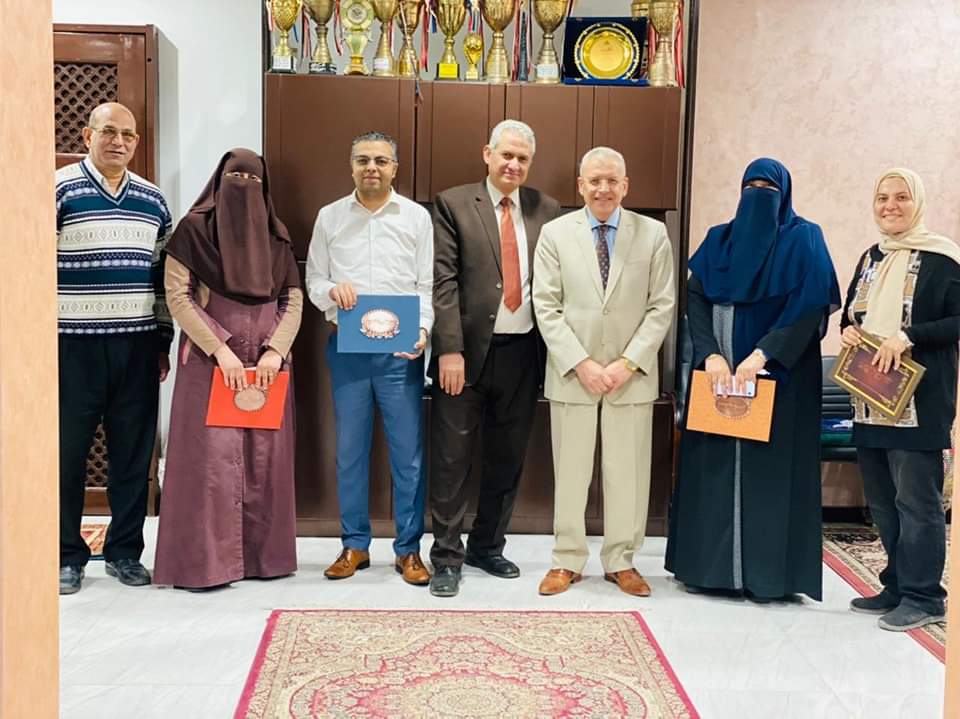 مجاهد : يكرم الحاصلين علي درجة الدكتوراه والماجستير في مجال عملهم السيد يوسف كرم المهندس مصطفي مجاهد رئيس مجلس إدارة شركة مياه الشرب والصرف الصحي بالقليوبية بعض العاملين الحاصلين علي درجة الدكتوراه والماجستير في مجال عملهم بالشركة وتخصصاتهم العلمية. حيث كرم مجاهد الدكتورة اماني عبد الجواد لحصولها علي درجة الدكتوراه في ادارة الاعمال من كلية التجارة جامعة حلوان. كما كرم سيادته المهندسة ايمان فتحي لحصولها علي درجة الماجستير من كلية الهندسة جامعة بنها. كما كرم الاستاذ محمد مجدي عواد لحصوله علي درجة الماجستير في العلاقات العامة من كلية الآداب جامعة المنصورة. وكرم رئيس شركة مياه القليوبية المهندسة غادة الشافعي لحصولها علي شهادة تكريم من الوكالة الالمانية giz. ووجه مجاهد التحية والتقدير للعاملين الذين تم تكريمهم علي اجتهادهم واثني علي تميزهم وحرصهم علي اختيار بحوثهم لخدمة مجالات عملهم للارتقاء بمستوي العمل. وأكد المهندس مصطفي مجاهد حرصه الدائم على دفع المجتهدين من العاملين دائماً للأمام، وشدد على دعمه الدائم والمستمر للعاملين المتميّزين علميًا وعمليًا، وترسيخ المبدأ القائم على أهمية العنصر البشري كمكون أساسي من مكونات الشركة وأحد عناصرها الرئيسية من عناصر التطوير الشامل الذي تشهده شركة مياه الشرب والصرف الصحي بالقليوبية على مختلف الأصعدة.