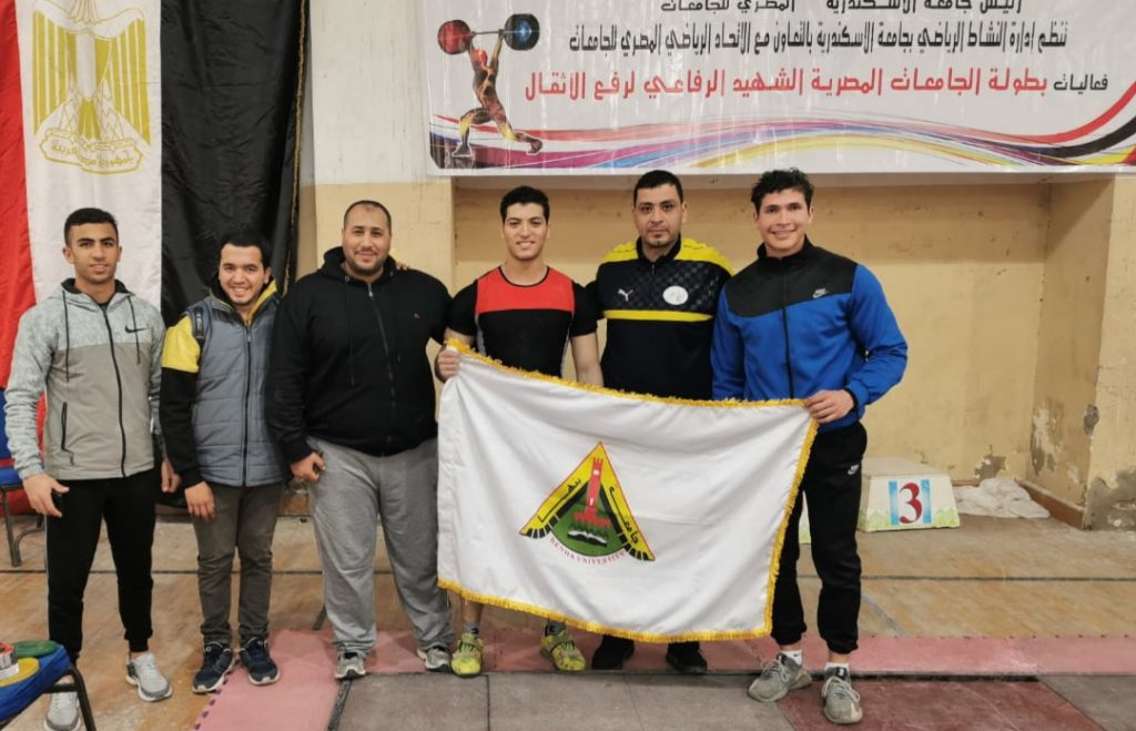 أعلن الدكتور جمال سوسة رئيس جامعة بنها، حصول طلاب الجامعة على 4 ميداليات " ذهبية و 3 برونزية لذوي القدرات الخاصة " في بطولة الجامعات المصرية لرفع الأثقال والتى نظمتها جامعة الإسكندرية بالتعاون مع الاتحاد الرياضى المصرى للجامعات بمشاركة 25 جامعة خلال الفترة من 29 مارس وحتى الأول من شهر ابريل الجارى. وقدم رئيس جامعة بنها ، التهنئة للطلاب الفائزين في البطولة ، مؤكدًا أن جامعة بنها حريصة على تشجيع الطلاب على ممارسة الأنشطة الرياضية والمشاركة الإيجابية في البطولات والتواصل الفعّال مع طلاب الجامعات المصرية. من جانبه قال الدكتور تامر سمير نائب رئيس الجامعة لشئون التعليم والطلاب، حصول الطالب محمود عصام أحمد على الميدالية الذهبية فى مسابقة وزن 89 كجم ، كما حصل الطالب أحمد عصام حسن وزن 88 كجم ، والطالب محمد محمد حسن وزن 65 كجم ، والطالب مؤمن محمد إمام وزن 80 كجم على الميداليات البرونزية خلال فعاليات البطولة. وكان وفد من طلاب جامعة بنها قد شارك فى فعاليات بطولة الجامعات لرفع الأثقال والتي نظمتها جامعة الإسكندرية بالتعاون مع الاتحاد الرياضى المصرى للجامعات برعاية الدكتور جمال سوسة رئيس الجامعة، والدكتور تامر سمير، نائب رئيس الجامعة لشئون التعليم والطلاب، والدكتور خالد عيسوي منسق عام الأنشطة الطلابية والدكتور مصبح الكحيلي مدير عام رعاية الشباب بالجامعة.