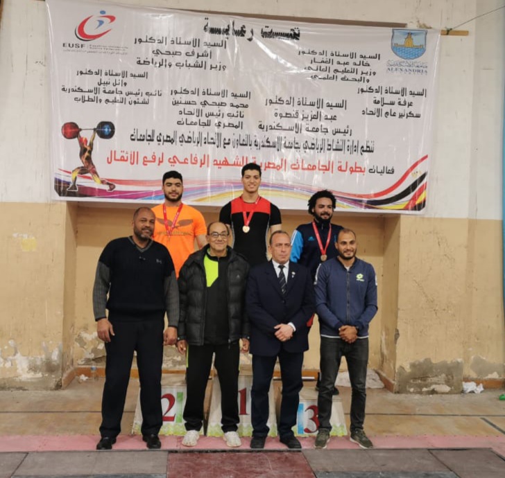 أعلن الدكتور جمال سوسة رئيس جامعة بنها، حصول طلاب الجامعة على 4 ميداليات " ذهبية و 3 برونزية لذوي القدرات الخاصة " في بطولة الجامعات المصرية لرفع الأثقال والتى نظمتها جامعة الإسكندرية بالتعاون مع الاتحاد الرياضى المصرى للجامعات بمشاركة 25 جامعة خلال الفترة من 29 مارس وحتى الأول من شهر ابريل الجارى. وقدم رئيس جامعة بنها ، التهنئة للطلاب الفائزين في البطولة ، مؤكدًا أن جامعة بنها حريصة على تشجيع الطلاب على ممارسة الأنشطة الرياضية والمشاركة الإيجابية في البطولات والتواصل الفعّال مع طلاب الجامعات المصرية. من جانبه قال الدكتور تامر سمير نائب رئيس الجامعة لشئون التعليم والطلاب، حصول الطالب محمود عصام أحمد على الميدالية الذهبية فى مسابقة وزن 89 كجم ، كما حصل الطالب أحمد عصام حسن وزن 88 كجم ، والطالب محمد محمد حسن وزن 65 كجم ، والطالب مؤمن محمد إمام وزن 80 كجم على الميداليات البرونزية خلال فعاليات البطولة. وكان وفد من طلاب جامعة بنها قد شارك فى فعاليات بطولة الجامعات لرفع الأثقال والتي نظمتها جامعة الإسكندرية بالتعاون مع الاتحاد الرياضى المصرى للجامعات برعاية الدكتور جمال سوسة رئيس الجامعة، والدكتور تامر سمير، نائب رئيس الجامعة لشئون التعليم والطلاب، والدكتور خالد عيسوي منسق عام الأنشطة الطلابية والدكتور مصبح الكحيلي مدير عام رعاية الشباب بالجامعة.