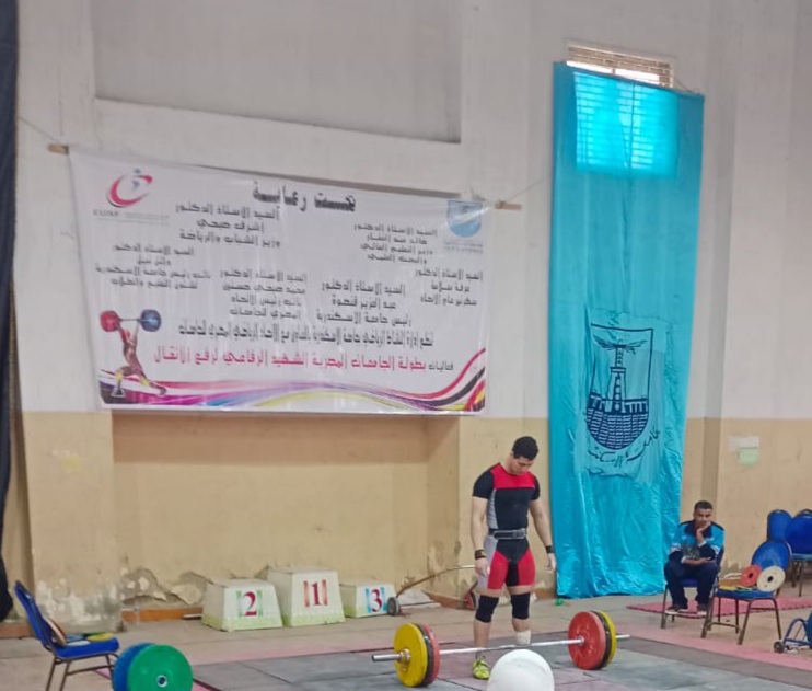 أعلن الدكتور جمال سوسة رئيس جامعة بنها، حصول طلاب الجامعة على 4 ميداليات " ذهبية و 3 برونزية لذوي القدرات الخاصة " في بطولة الجامعات المصرية لرفع الأثقال والتى نظمتها جامعة الإسكندرية بالتعاون مع الاتحاد الرياضى المصرى للجامعات بمشاركة 25 جامعة خلال الفترة من 29 مارس وحتى الأول من شهر ابريل الجارى. وقدم رئيس جامعة بنها ، التهنئة للطلاب الفائزين في البطولة ، مؤكدًا أن جامعة بنها حريصة على تشجيع الطلاب على ممارسة الأنشطة الرياضية والمشاركة الإيجابية في البطولات والتواصل الفعّال مع طلاب الجامعات المصرية. من جانبه قال الدكتور تامر سمير نائب رئيس الجامعة لشئون التعليم والطلاب، حصول الطالب محمود عصام أحمد على الميدالية الذهبية فى مسابقة وزن 89 كجم ، كما حصل الطالب أحمد عصام حسن وزن 88 كجم ، والطالب محمد محمد حسن وزن 65 كجم ، والطالب مؤمن محمد إمام وزن 80 كجم على الميداليات البرونزية خلال فعاليات البطولة. وكان وفد من طلاب جامعة بنها قد شارك فى فعاليات بطولة الجامعات لرفع الأثقال والتي نظمتها جامعة الإسكندرية بالتعاون مع الاتحاد الرياضى المصرى للجامعات برعاية الدكتور جمال سوسة رئيس الجامعة، والدكتور تامر سمير، نائب رئيس الجامعة لشئون التعليم والطلاب، والدكتور خالد عيسوي منسق عام الأنشطة الطلابية والدكتور مصبح الكحيلي مدير عام رعاية الشباب بالجامعة.