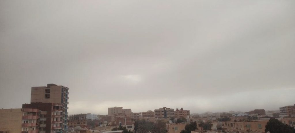 أعلنت الهيئة العامة للأرصاد الجوية، أنه سيسود طقس حار نهاراً على القـاهرة الكبرى والوجه البحرى وجنوب سيناء، مائل للحرارة على السواحل الشمالية، شديد الحرارة على جنوب البلاد، مائل للبرودة ليلاً علي القاهرة الكبري والوجه البحري والسواحل الشمالية، معتدل علي جنوب سيناء وجنوب البلاد وذلك خلال هذا الأسبوع الجاري.  وسيشهد يوم الاثنين، 04 إبريل 2022، نشاط للرياح على مناطق من القاهرة الكبرى والوجه البحرى والسواحل الشمالية وجنوب سيناء على فترات متقطعة. 