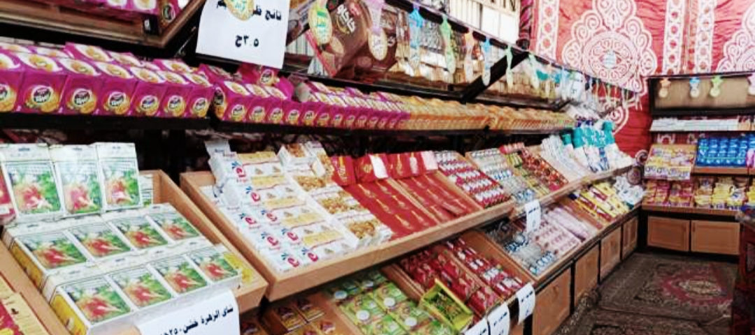 تشهد أسعار السلع الغذائية بمعرض أهلا رمضان 2022 في كفر الشيخ، اليوم الأربعاء، انخفاضا كبيرا عن الأسواق الخارجية، فتصل نسبة التخفيض إلى 30% على بعض السلع، ويتوفر في المعرض كل ما تحتاجه الأسرة المصرية من سلع غذائية وسيستمر حتى نهاية شهر رمضان المبارك، ويقع المعرض الرئيسي بمنطقة الـ47 في كفر الشيخ. وفقا لما ذكره محمد عطية، أحد مسؤولي جناح الشركة الدلتا للسكر بمعرض أهلا رمضان، فأسعار السكر بمعرض أهلا رمضان 2022 في كفر الشيخ، تشهد انخفاضا بقيمة نصف جنيه، وجرى تخفيض سعر كيلو السكر الأبيض جودة عالية من 10 جنيهات ونصف، إلى 10 جنيهات فقط، ويستمر جناح الشركة في تقديم العروض والتخفيضات للمواطنين وذلك للتخفيف عن كاهلهم، في حين يُباع كيلو السكر في الأسواق الخارجية بـ14 جنيها، وهناك أنواع مختلفة من السكر داخل المعرض كسكر المكعبات وشكائر السكر التي تزن 50 كيلو جراما،  كما شهد سعر الأرز بمعرض أهلا رمضان 2022 في كفر الشيخ، إنخفاض في سعره ليباع في المعرض بسعر 10جنيهات للكيلو، وهو أقل بكثير من الخارج حيث وصل سعر كيلو الأرز في الأسواق الخارجية إلى 14 جنيها، مشيراً إلى أن الأرز المعروض في معرض أهلا رمضان بجودة عالية ومتنوع المصادر. وأكد عارضون بمعرض أهلا رمضان في كفر الشيخ، انخفاض سعر اللحمة السوداني الحية من 95 جنيها إلى 90 جنيها فقط، فضلا عن انخفاض أسعار اللحوم المجمدة والبط والفراج المجمدة داخل المعرض.