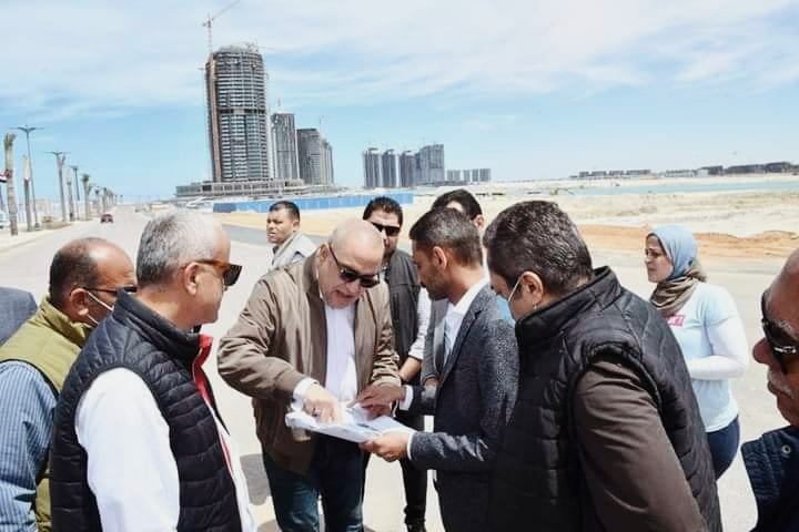 توفر المشروعات التى يتم تنفيذها عشرات الآلاف من فرص العمل و فرصا للاستثمار للقطاع الخاص وتسهم فى تحقيق التنمية.  بدأ الدكتور عاصم الجزار، وزير الإسكان والمرافق والمجتمعات العمرانية، جولته بمدينة العلمين الجديدة، بتفقد أعمال تشطيبات الأبراج التى تم الانتهاء من تنفيذها بالمنطقة الشاطئية، ويرافقه مسئولو الوزارة، وهيئة المجتمعات العمرانية الجديدة، ورئيس جهاز مدينة العلمين الجديدة. وأوضح وزير الإسكان، أنه جارٍ الانتهاء من تشطيب الواجهات ل 15 برجا تم الانتهاء من تنفيذها بالمنطقة الشاطئية، ويتم بالتوازى تنفيذ أعمال التشطيبات الداخلية لتلك الأبراج، كما يتم تنفيذ عدد آخر من الأبراج بالمنطقة الشاطئية، وتم الانتهاء من الأعمال بالمنطقة الترفيهية، والتى تتوسط منطقة الأبراج الشاطئية، وتطل على البحر مباشرة، وتضم جراجا يسع 3 آلاف سيارة، وعددا من المحال. وعلى هامش تفقده لمشروع الأبراج الشاطئية، عقد الوزير اجتماعا مع مسئولى الوزارة والهيئة وجهاز المدينة، لاستعراض الموقف التنفيذى لمختلف المشروعات السكنية والخدمية، وأعمال المرافق والطرق وغيرها بمدينة العلمين الجديدة، موجهاً بالإسراع معدلات التنفيذ. وأشار الوزير إلى أن المشروعات التى يتم تنفيذها فى مدينة العلمين الجديدة توفر عشرات الآلاف من فرص العمل، وتوفر أيضا فرصا للاستثمار للقطاع الخاص، وتسهم فى تحقيق التنمية التى تستهدفها الدولة. 