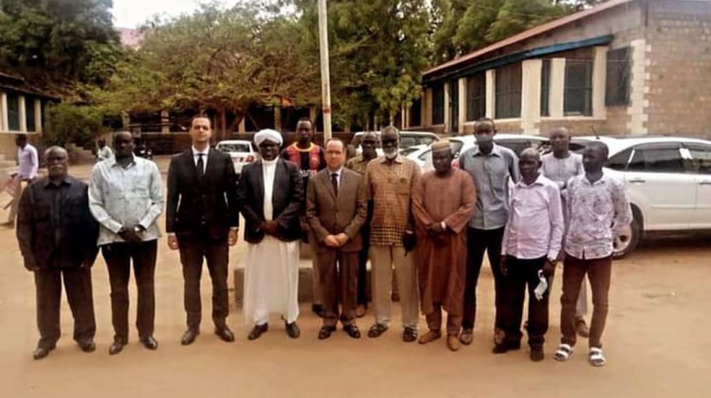 أكد السفير معتز مصطفى عبد القادر، سفير مصر لدى جمهورية جنوب السودان، الحرص الدائم من جانب القيادة السياسية على قيام المؤسسات الوطنية المصرية بتقديم كافة أشكال الدعم إلى جنوب السودان. جاء ذلك خلال اللقاء الذي عقده السفير مع الشيخ "عبد الله برج"، الأمين العام للمجلس الإسلامي بجنوب السودان، حيث قدم التهنئة له ولقيادات المجلس وعموم المسلمين في جنوب السودان بمناسبة حلول شهر رمضان المعظم. وذكرت وزارة الخارجية، اليوم الأربعاء على صفحتها على موقع التواصل الاجتماعي "فيسبوك"، أن السفير المصري قام خلال اللقاء بتقديم مجموعة من الكتب الدينية المهداة من وزارة الأوقاف إلى المجلس الإسلامي، مشيرا إلى الروابط التاريخية والثقافية التي تجمع شعبي البلدين منذ عشرات السنين. كما أبرز السفير محورية الدور المصري كمنارة لنشر مفاهيم التسامح والاعتدال في العالم الإسلامي، وذلك لما يتوافر لمصر من ثقل ديني وفكري يؤهلها للقيام بهذا الدور من خلال مؤسساتها الدينية وعلى رأسها الأزهر الشريف. ومن جهته، عبر الشيخ "برج" عن التقدير الذي يكنه مسلمو جنوب السودان للدعم المصري المتواصل من المؤسسات الدينية المصرية واعتزازهم بالروابط التاريخية التي تجمعهم بها. وقام باصطحاب السفير في جولة ميدانية في المعهد التعليمي الإسلامي بجوبا لتفقد الأنشطة التعليمية الجارية فيه، حيث أكد "برج" أن المجلس الإسلامي حريص على تعزيز التعاون مع مصر في مجال التعليم والتعليم الفني بوصف مصر ركيزة للوسطية والاستنارة. وناقش الجانبان أيضا خلال الزيارة مجموعة من المقترحات لتحقيق ذلك، وخاصة فيما يتعلق بالمنح الدراسية الأزهرية وإيفاد الأئمة والوعاظ، وكذلك في مجالات التدريب والإعداد والتأهيل.