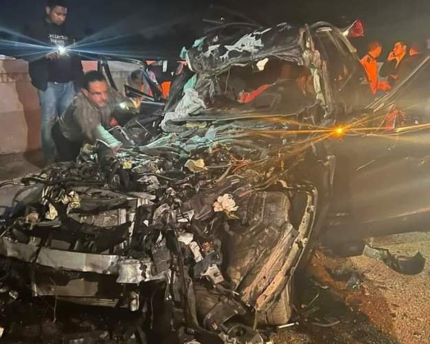 لقي 5 طلاب بالأكاديمية البحرية مصرعهم، منذ قليل، بحادث تصادم مروع، عقب اصطدام سيارة ملاكي بأخرى نصف نقل مما أدى لاصطدام السيارة الملاكي بالرصيف بمنطقة كبرى زكريا خلف كمين رشيد عبر الطريق الدولي الساحلي بكفر الشيخ. وكانت مديرية أمن كفر الشيخ، قد تلقت إخطارًا من مأمور مركز شرطة مطوبس، يفيد بوقوع حادث تصادم على الطريق الدولى الساحلى بنطاق كفر الشيخ، مما أسفر عن مصرع 5 أشخاص وعلى الفور انتقل عدد من ضباط المباحث وتم نقل الجثث إلى مشرحة المستشفى العام برشيد التابعة لمحافظة البحيرة لقربها من مكان وقوع الحادث. وتبين من البيانات أن الطلاب هم أحمد السعيد الشلقامي، 21 سنة من دكرنس دقهلية، وأدهم الشرقاوي الغريب محمد، 21 سنة، من دكرنس دقهلية، وأحمد عبد الرحمن السيد أحمد، 21 سنة من أبو كبير شرقية، ومحمد جمال محمد حسين محمد، 21 سنة من سنورس الفيوم، ومحمد محمد مصباح السعيد، من دكرنس دقهلية