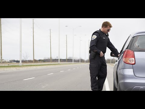 واجهت شرطة سان فرانسيسكو مشكلة غير مسبوقة عندما أوقف أحد عناصرها سيارة ذاتية القيادة كانت تتنقل خلال الليل مع مصابيح مطفأة ومن دون أي شخص في داخلها. ووفقاً لوكالة الصحافة الفرنسية، انتشر عبر الشبكات الاجتماعية تسجيل مصور عن الحادثة التقطه أحد المارة، ما دفع بشركة «كروز» المالكة للمركبة إلى التعليق عبر «تويتر» لإيضاح ما حصل. وقالت ناطقة باسم «كروز» أخيراً في تعليق على الفيديو الذي نشره أحد الصحافيين: «مركبتنا الذاتية القيادية أعطت أولوية المرور لسيارة شرطة، ثم توقفت في النقطة الآمنة الأقرب بعد الإشارة، كما هو مرتقب». وأضافت: «اتصل شرطي بكروز من دون تسطير أي محضر ضبط». ويظهر التسجيل المصور شرطياً يتقدم إلى نافذة السيارة عند مقعد السائق، وسط ضحك من المارة الذين قال أحدهم: «لا أحد في الداخل! هذا جنون».  وتنطلق بعدها السيارة الذاتية القيادة تلقائياً للانتقال إلى الجانب الآخر بعد الإشارة الخضراء.   وأوضح ناطق باسم الشرطة لوكالة الصحافة الفرنسية أن عناصرها «اتصلوا بمشغلي المركبة الذاتية القيادة وفريق الصيانة تولى السيطرة على المركبة». وأكدت «كروز» حصول الواقعة، موضحة أن المصابيح كانت مطفأة بسبب خطأ بشري. وتطور «كروز» منذ تأسيسها سنة 2013، برمجيات تتيح سير المركبات ذاتياً بالكامل. وتملك شركة «جنرال موتورز» الأميركية أكثرية حصص «كروز» المقدّرة قيمتها بأكثر من 30 مليار دولار بفضل استثمارات من «مايكروسوفت» و«هوندا» و«وولمارت» خصوصا. واجتازت الشركة محطة أساسية من خلال إتاحتها للأفراد منذ مطلع فبراير (شباط) حجز رحلات مجانية في شوارع سان فرانسيسكو داخل مركباتها الذاتية القيادة. ويصادف سكان المدينة الواقعة في ولاية كاليفورنيا باستمرار روبوتات أجرة من شركة «وايمو» للسيارات المستقلة التابعة لـ«جوجل». وتنقل هذه المركبات المزودة كاميرات ركاباً من العامة إلى المكان الذي يريدونه، بوجود سائق في المركبة لا يلمس المقود ولا الدواسات.