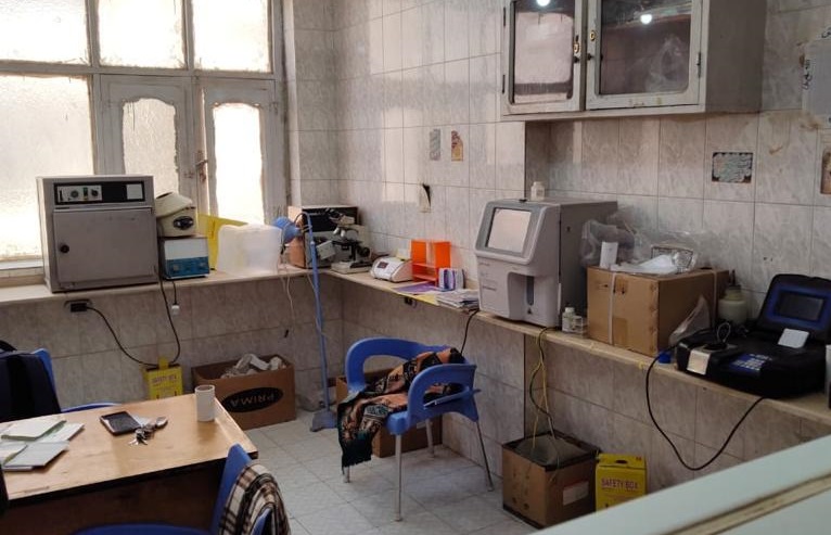 أعلنت وزارة الصحة والسكان، إغلاق 8 آلاف و483 منشأة طبية خاصة مخالفة، خلال الربع الأول من العام الحالي، وذلك ضمن الحملات الدورية التي تشنها الإدارة المركزية للعلاج الحر والتراخيص، على المنشآت الطبية الخاصة، حرصًا على صحة وسلامة المرضى. وأوضح الدكتور حسام عبدالغفار، المتحدث الرسمي لوزارة الصحة والسكان، أن الحملات تضمنت المرور على 34 ألف و890 منشأة طبية خاصة، تنوعت ما بين مستشفيات وعيادات ومراكز طبية خاصة بجميع محافظات الجمهورية، وذلك للتأكد من استيفاء المنشآت للاشتراطات الصحية. ومن جانبه، أكد الدكتور هشام زكي، رئيس الإدارة المركزية للعلاج الحر والتراخيص، حرص الوزارة على إحكام الرقابة على المنشآت الطبية الخاصة، والتأكد من استيفائها للاشتراطات الصحية، وحصول المنشآت والعاملين بها على التراخيص اللازمة، وتطبيق معايير مكافحة العدوى، ومراجعة صلاحيات الأدوية، مؤكداً اتخاذ كافة الإجراءات القانونية تجاه المخالفات التي يتم رصدها خلال المرور. وأشار «زكي» إلى تحرير محاضر حيال المخالفات التي تم رصدها أثناء المرور والتي تنوعت ما بين عدم تطبيق سياسات مكافحة العدوى، وإدارة المنشآت بدون تراخيص، ووجود عمالة غير مؤهلة وغير حاصلة على ترخيص بمزاولة المهنة، فضلاً عند ضبط أدوية مغشوشة ومنتهية الصلاحية، والتي تم التحفظ عليها وتحرير محاضر بكمياتها. وأوضح «زكي» أنه تم نقل المرضى من المستشفيات التي تم غلقها إلى مستشفيات بديلة تابعة لوزارة الصحة والسكان، من خلال سيارات إسعاف مجهزة، مؤكداً استمرار تنفيذ الحملات الرقابية الدورية على كافة المنشآت الطبية، حرصاً على صحة وسلامة المرضى ولضمان تلقيهم أفضل خدمة طبية.