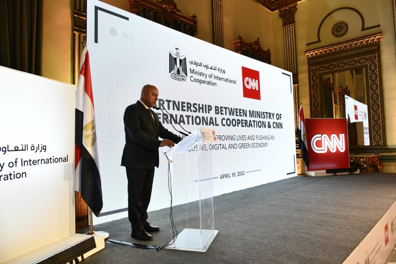 استعرض الفريق مهندس كامل الوزير، وزير النقل الدور الكبير للشراكة مع الدول والحكومات ومؤسسات التمويل الدولية في تنفيذ العديد من مشروعات خطة تطوير وتحديث عناصر منظومة النقل و أهمها مشروعات الجر الكهربائي لتطوير منظومة النقل الجماعي فى القاهرة والإسكندرية ومشروعات تطوير البنية الأساسية والوحدات المتحركة على شبكة السكك الحديدية. جاء ذلك خلال كلمته في حفل إطلاق الشراكة الإعلامية بين وزارة التعاون الدولي والشبكة الإخبارية العالمية سي إن إن اليوم الثلاثاء . وفيما يلي نص الكلمة: الأستاذة الدكتورة / رانيا المشاط وزيرة التعاون الدولي السادة ممثلي الشبكة الإخبارية العالمية CNN السيدات والســــادة الحضــور الكــرام يطيب لي في بداية كلمتي أن أعرب عن بالغ سعادتي للمشاركة في حفل إطلاق الشراكة بين وزارة التعاون الدولي والشبكة الإخبارية العالمية المتميزة CNN وحيث تعد وزارة التعاون الدولي هي بوابة الحكومة المصرية في تحقيق الشراكة مع الدول والحكومات ومؤسسات التمويل الدولية , وذلك في إطار خطة التنمية المستدامة للدولة 2030 . منذ أن أطلق الرئيس عبد الفتاح السيسي رئيس الجمهورية إشارة البدء لخطة بناء مصر الحديثة وعجلة العمل لا تتوقف في كافة ربوع الوطن لتنفيذها من خلال مشروعات عملاقة في مختلف المجالات لتحقق التقدم والتنمية بالبلاد وقد كان لمشروعات البنية التحتية وعلي رأسها مشروعات وزارة النقل النصيب الأكبر من تلك الخطة ، و مما انعكس بالإيجاب على تحسين ترتيب قطاعات الطرق والسكك الحديدية والنقل البحري في تقارير التنافسية الدولية . إن رؤية وزارة النقل في تخطيط وتنفيذ مشروعاتها لا تقتصر علي مفهوم نقل الركاب والبضائع بل تتخطي ذلك إلى المشاركة في التنمية المستدامة الشاملة للدولة من خلال توفير شبكات النقل المختلفة وخاصة النقل الاخضر المستدام صديق البيئة وتكاملها لخدمة متطلبات التنمية في كافة المجالات الصناعية والزراعية والعمرانية والسياحية بالإضافة إلي إحداث نقلة نوعية كبيرة في مستوي خدمات النقل المقدمة للمواطنين . وفى ضوء ذلك تقوم وزارة النقل حالياً بتنفيذ خطة شاملة لتطوير وتحديث عناصر منظومة النقل من وسائل وشبكات بقطاعاتها المختلفة ( الطرق والكباري – السكك الحديدية – مترو الأنفاق والجر الكهربائي – الموانئ البحرية – النقل النهري – الموانئ البرية والجافة والمراكز اللوجيستية ) وتبلغ إجمالي تكلفة مشروعات وزارة النقل خلال الفترة من يونيو 2014 وحتي يونيو 2024 حوالي 1,7 تريليون جنيه . وتجدر الإشارة إلي الدور الكبير للشراكة مع الدول والحكومات ومؤسسات التمويل الدولية في تنفيذ العديد من مشروعات خطة تطوير وتحديث عناصر منظومة النقل و أهمها مشروعات الجر الكهربائي لتطوير منظومة النقل الجماعي فى القاهرة والإسكندرية ومشروعات تطوير البنية الأساسية والوحدات المتحركة على شبكة السكك الحديدية وذلك علي النحو الأتي : مشروعات الشراكة مع حكومة الصين: - خط القطار الكهربائي الخفيفLRT ( السلام – العاشر من رمضان – العاصمة الإدارية الجديدة ) بطول 103,3 كيلومتر . مشروعات الشراكة مع حكومة فرنسا - تطوير واعادة تأهيل الخطين الاول والثاني واستكمال الخط الثالث لمترو الانفاق - توريد عدد 55 قطار للتشغيل علي الخط الأول لمترو الأنفاق . جاري التفاوض علي تنفيذ اعمال الانظمة الكهروميكانيكية بالاضافة الي تصنيع وتوريد الوحدات المتحركة للخط السادس لمترو الانفاق . مشروعات الشراكة مع حكومة كوريا الجنوبية - توريد عدد 32 قطار للتشغيل علي الخط الثالث لمترو الأنفاق . - تطوير نظم الإشارات علي خط سكة حديد نجع حمادي - الأقصر – أسوان . - تصنيع عدد 320 عربة مترو للخطين الثاني والثالث لمترو الأنفاق بالتعاون مع شركة نيرك بشرق بورسعيد وهذا نموذج واضح وشراكه واضحة للتعاون بين القطاعين الخاص المصري والدولي مشروعات الشراكة مع حكومة اسبانيا - اعادة تأهيل عدد 23 قطار للخط الاول لمترو الانفاق. - اعادة تأهيل عدد 35 قطار للخط الثاني لمترو الانفاق. - ازدواج وكهربة اشارات خط سكة حديد قليوب – منوف – طنطا . - ازدواج وكهربة اشارات خط سكة حديد قليوب – شبين القناطر – الزقازيق . - ازدواج وكهربة اشارات خط سكة حديد طنطا – ميت غمر - الزقازيق . مشروعات الشراكة مع حكومة النمسا - تم توريد عدد 12 ماكينة لتجديدات وصيانة السكة . - جاري توريد عدد 4 ماكينات لتجديدات وصيانة السكة . - جاري التفاوض لتوريد عدد 38 ماكينة لتجديدات وصيانة السكة لشبكة القطار الكهربائي السريع . مشروعات الشراكة مع البنك الدولي: - تطوير نظم الإشارات علي خط سكة حديد (إسكندرية- القاهرة - نجع حمادي) مشروعات الشراكة مع بنك الاستثمار الأوربي EIB والوكالة الفرنسية للتنمية AFD: - المرحلة الثالثة للخط الثالث لمترو الأنفاق . - إعادة تأهيل ترام الرمل بمدينة الإسكندرية . - مترو أبو قير ( الإسكندرية – محطة مصر ) . - تطوير نظم الإشارات وازدواج خط سكة حديد طنطا – المنصورة- دمياط . مشروعات الشراكة مع بنك التنمية وإعادة الإعمار الأوربي EBRD - مترو أبو قير ( الإسكندرية – محطة مصر ) - توريد 100 جرار جديد لدعم أسطول الجرارات بالسكة الحديد . - توريد عدد 6 قطارات للتشغيل علي الخط الثاني لمترو الأنفاق . - توريد عدد 6 قطارات متكاملة لشبكة السكك الحديدية . مشروعات الشراكة مع شركة سيمنز العالمية - انشاء شبكة خطوط القطار الكهربائي السريع بإجمالي حوالي 2000 كم : الخط الأول : السخنة – مرسى مطروح – الفيوم بطول 660 كم الخط الثاني: الفيوم/بني سويف – الأقصر– أسوان– أبوسمبل بطول1100 كم الخط الثالث: قنا – الغردقة – سفاجا بطول 225 كم وفي ختام كلمتي أتوجه بخالص الشكر على حسن استماعكم مع خالص تمنياتي في أن تحقق هذه الشراكة بين وزارة التعاون الدولي والشبكة الإخبارية العالمية CNN إبراز المجهودات الكبيرة والطفرة النوعية في المشروعات التي يتم تنفيذها من خلال الشراكات بين الدولة المصرية والدول والحكومات الصديقة ومؤسسات التمويل الدولية في مختلف المجالات والتي لها تأثير إيجابي على تحقيق أهداف التنمية المستدامة .