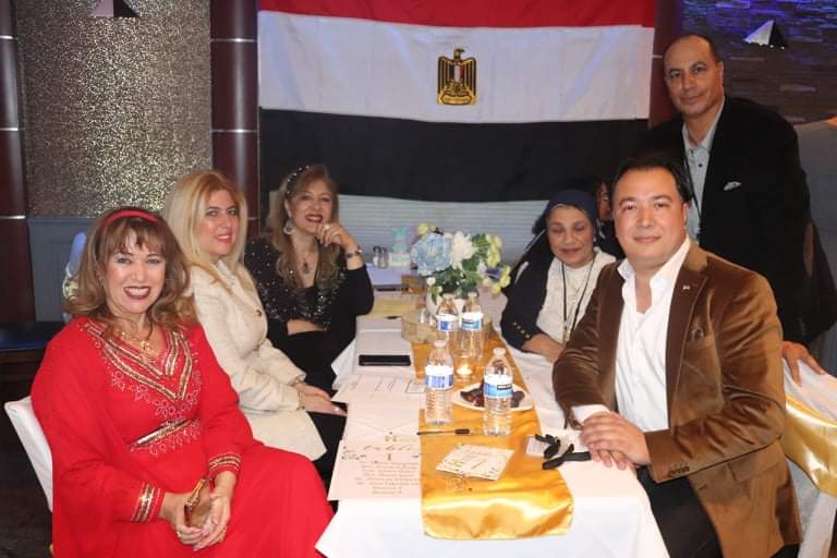حفل أفطار رمضانى مصرى بالولايات المتحدة الأمريكية بدعوة من الإعلامي الدكتور ياسر نور الدين شاركت في حفل إفطار مؤسسة السعادة نخبة من الشخصيات الرسمية والعامة وعددا كبيرا من أبناء الجالية المصرية والإعلاميين من ابناء الجالية المصرية بالساحل الشرقى للولايات المتحدة الامريكية . حيث شارك بالحضور اعضاء مؤسسة السعادة وجمع غفير من المصريين المهتمين بالتواجد فى كل ما من شانه ان يعبر عن قدرات وامكانات المصريين فى الخارج . شارك بالحضور عمدة مدينة باترسون فى نبوجرسى ومن القنصلية العامة لجمهورية مصر العربية بمدينة نيويورك والوزير مفوض محمد الحلوانى والمستشار شريف الفخرانى والسيده نسرين هانم فاروق حرم السفير المصري احمد فاروق بالرياض وبحضور الامام الدكتور احمد دويدار امام المركز الاسلامى بوسط مانهاتن، والدكتور جوزيف ابراهيم رئيس المركز الطبي العالمي للعمود الفقري والألام والاستاذ عابد الكشك نائب رئيس جامعه Mount Saint Vincent والدكتور مصطفي احمد والسيدة شيرين العبد والإعلامي أمجد مكي وجميع أعضاء بورد المؤسسة ،والدكتور محمد السعدني ورجل الاعمال حسن ابو العنين والدكتور جمال السواح وكوكبه من الجاليه المصرية والعربيه وجميع اعضاء بورد المؤسسة ، القيت كلمات عبرت عن تقدير الحاضرون والمشاركون لاهمية مثل هذه اللقاءات الاجتماعية وخاصة فى شهر رمضان وقدموا بدورهم الشكر والتقدير للقائمين على تنظيم الاحتفالية من موسسة السعادة . وقام الإعلامي ياسر نور الدين بتكريم عددا من الشخصيات التي كانت ولاتزال لها بصمة مع الجالية المصرية بالولايات المتحدة الأمريكية . وأعقب حفل الإفطار تقديم عددا من الفقرات الغنائية والفنية الوطنية والتى قدمها الفنان رضا الصعيدى وشارك الحاضرون معه فى أغاني مصرية وطنية اعادت لنا جميعا ذكريات الزمن الجميل . وفي نهاية الحفل شكر الحضور دعوة مؤسسة السعادة لهم علي حفل الإفطار .