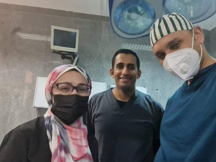نجح فريق طبى بقسم جراحة القلب والصدر بمستشفى بنها الجامعى، فى استخراج لبة من القصبة الهوائية لطفل عمره عامين ونصف، حيث كان يعانى الطفل من وجود صعوبة بصوته وضيق تنفس. جاء ذلك برعاية أ.د. جمال سوسة رئيس جامعة بنها، واشراف أ.د. محمد الأشهب عميد كلية طب بنها ورئيس مجلس ادارة مستشفيات بنها الجامعية، ورئاسة أ.د إبراهيم قصب رئيس قسم جراحة القلب والصدر، والدكتور محمد الجزار الأستاذ بالقسم. وفوجئ الفريق الطبى بعد تخدير الطفل وأثناء ادخال المنظار بأن اللبة فى القصبة الهوائية مما أدى إلى وجود صعوبة فى التنفس والصوت. شارك الفريق الطبى الدكتورة أمانى نجاح والدكتور زياد محسن والدكتور محمد سمير.