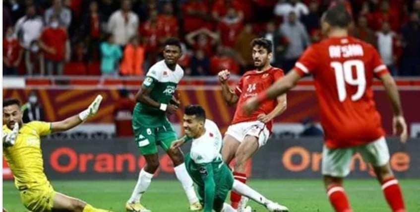 قبل ربع النهائي الإفريقى . الأهلى المصرى ضد الرجاء المغربى متابعة ممدوح عكاشة أسفرت قرعة الدور ربع النهائي من بطولة دوري أبطال إفريقيا، عن صدام عربي ناري بين النادي الأهلي والرجاء المغربي وسيواجه النادي الأهلي نظيره الرجاء المغربي، أحد يومي 15 أو 16 من شهر أبريل الجاري على ستاد السلام، في مباراة الذهاب من الدور ربع النهائي من دوري الأبطال. فيما ستقام مباراة الإياب بين الفريقين، أحد يومي 22 و23 من الشهر الجاري، على ملعب محمد الخامس في مدينة الدار البيضاء المغربية. تاريخ مواجهات الأهلي والرجاء المغربي ولم ينجح النادي الأهلي في تحقيق الانتصار على نظيره الرجاء المغربي سوي في مباراة وحيدة خلال 7 لقاءات جمعتهما في البطولات الإفريقية حتى الآن، فيما فاز الرجاء المغربي على المارد الأحمر في مباراتين، وحسم التعادل نتيجة 4 مواجهات بين الفريقين وكانت المواجهة الأولى بين الأهلي والرجاء في دور المجموعات لدوري الأبطال عام 1999، وفاز الفريق المغربي بهدف نظيف في القاهرة، بينما انتهت مباراة الإياب بالتعادل الإيجابي بهدف لمثله. وبعد مرور 3 سنوات، التقي الفريقان مجددًا في دور المجموعات من البطولة الإفريقية، وحسم التعادل الإيجابي بثلاثة أهداف لمثله نتيجة مباراة الذهاب، ثم فاز الرجاء بثنائية نظيفة في المغرب. وفي عام 2005، حقق الأهلي فوزه الوحيد على الرجاء بهدف سجله اللاعب محمد شوقي، فيما انتهت مواجهة الإياب بين الفريقين بالتعادل. وفي شهر ديسمبر الماضي، توج الأهلي بلقب كأس السوبر الإفريقي أمام الرجاء المغربي، وذلك بعد انتهاء المباراة بين الفريقين بالتعادل الإيجابي بهدف لمثله، ما أدى للجوء لضربات الترجيح التي حسمها المارد الأحمر لصالحه بنتيجة 6-5
